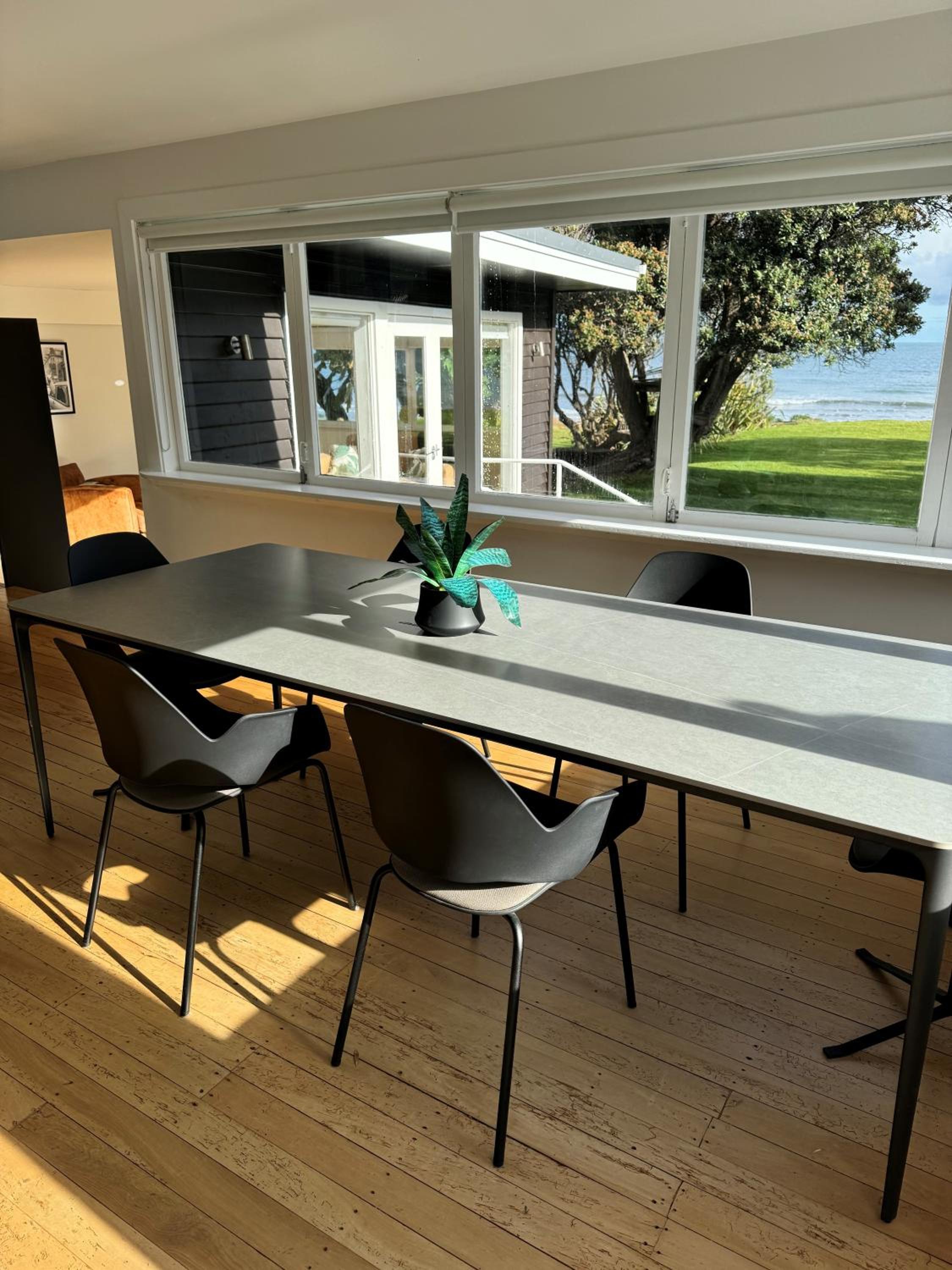 Luxurious Kiwiana Raumati Beachfront Home