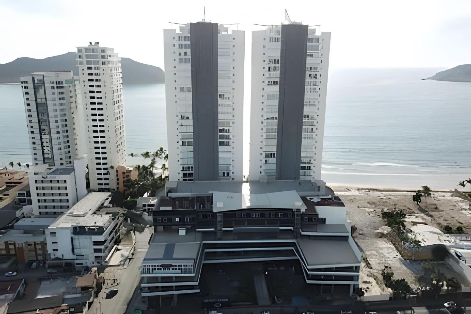 Condominios de lujo en el corazón de la Zona Dorada en Camino Al Mar.