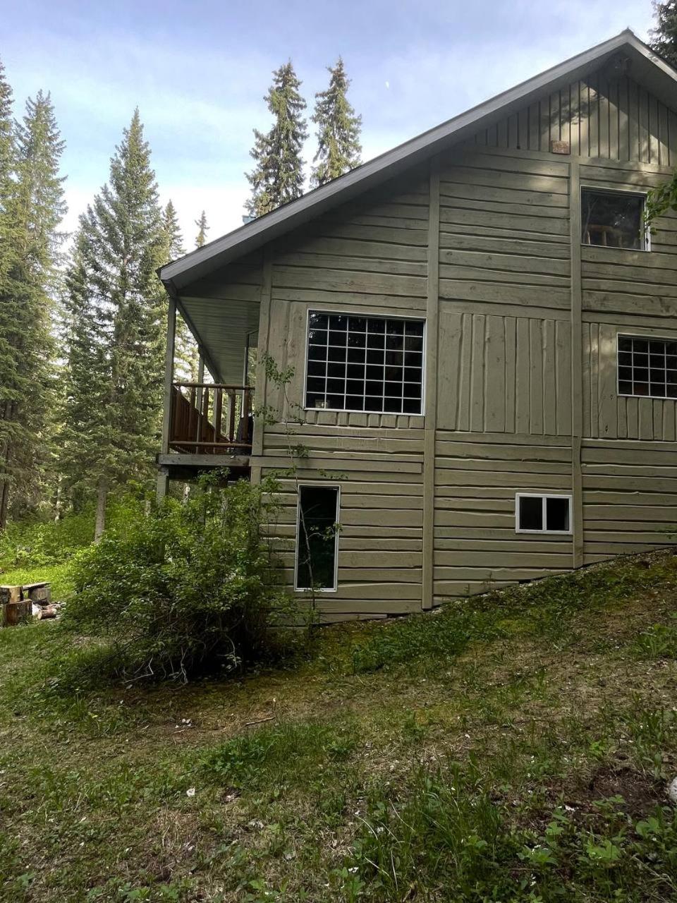 Rustic Executive Cabin at Beaverfoot