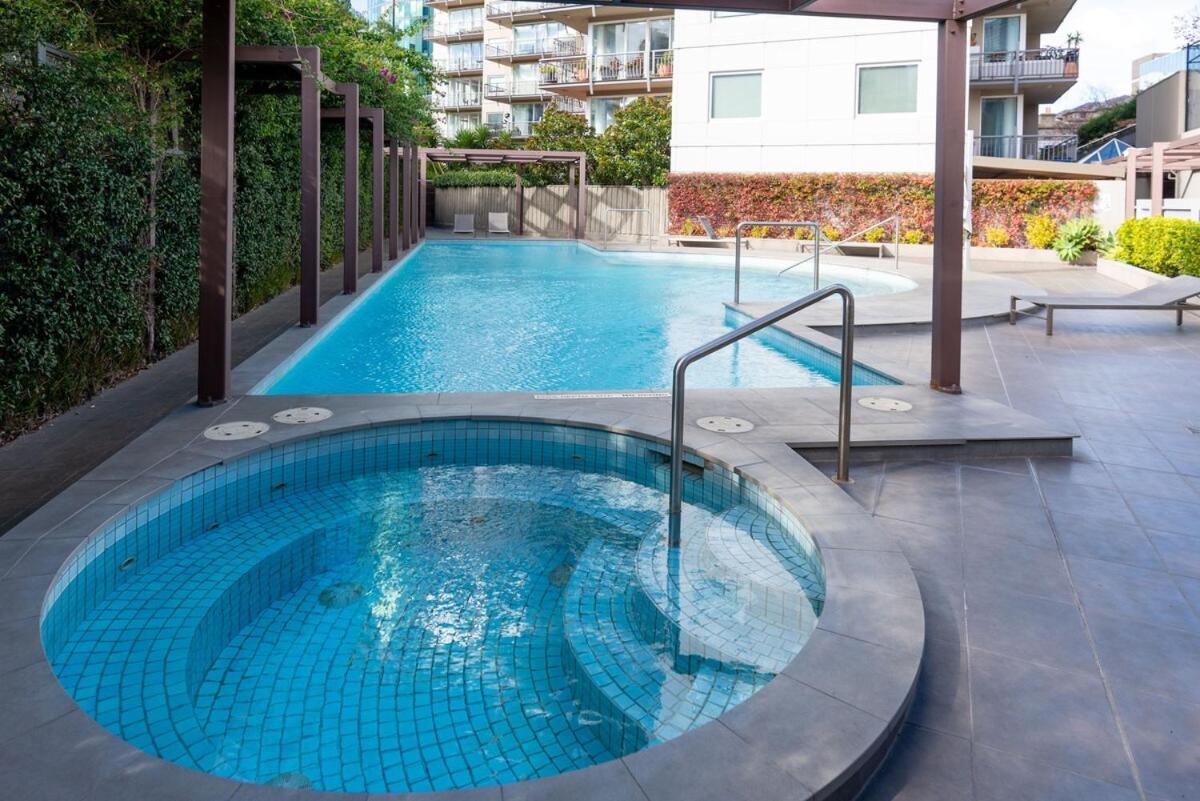 Large Bright 4 Bdrm Southbank apt