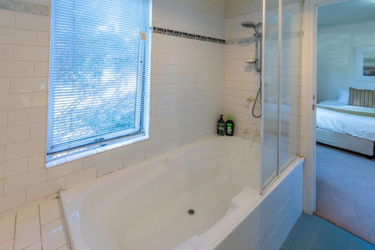 Large Bright 4 Bdrm Southbank apt