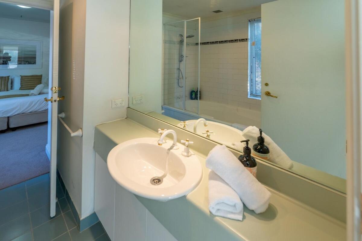 Large Bright 4 Bdrm Southbank apt