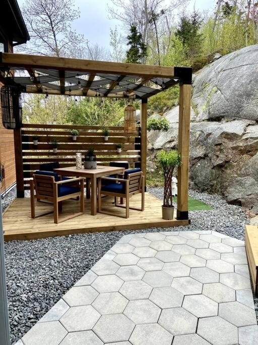Luxury Halifax Waterfront Paradise -Pool, Hot Tub, Private Wharf, Boathouse, Backyard Oasis, Lookout