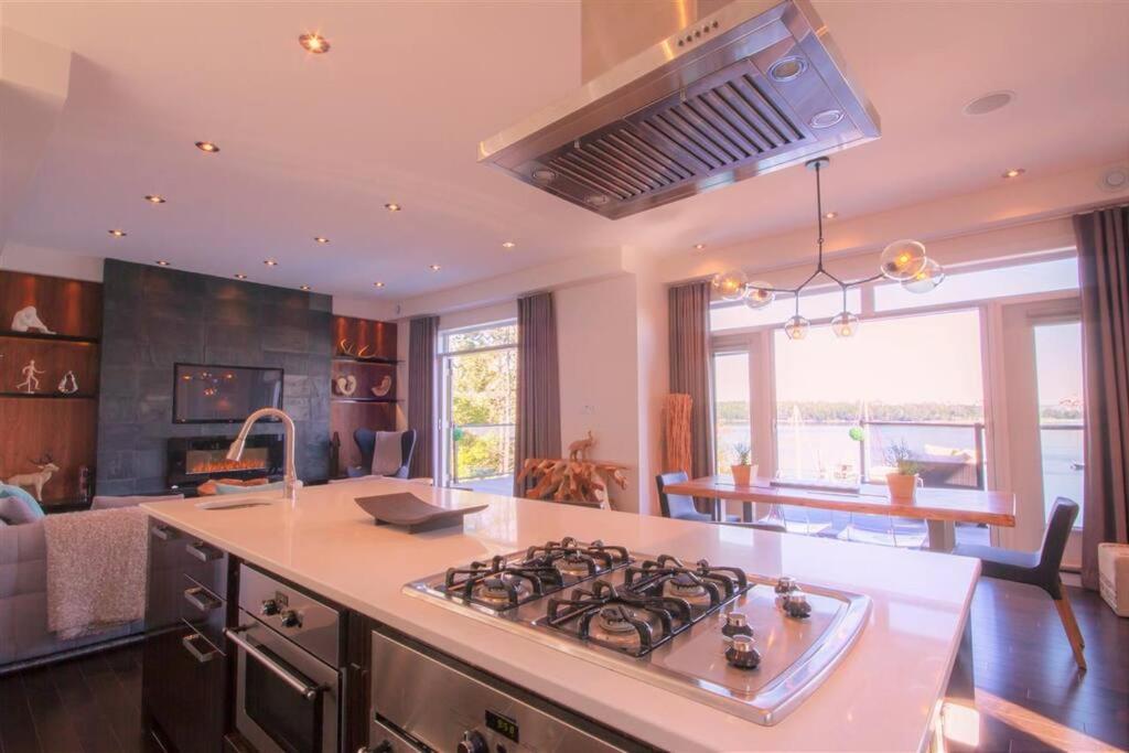 Luxury Halifax Waterfront Paradise -Pool, Hot Tub, Private Wharf, Boathouse, Backyard Oasis, Lookout