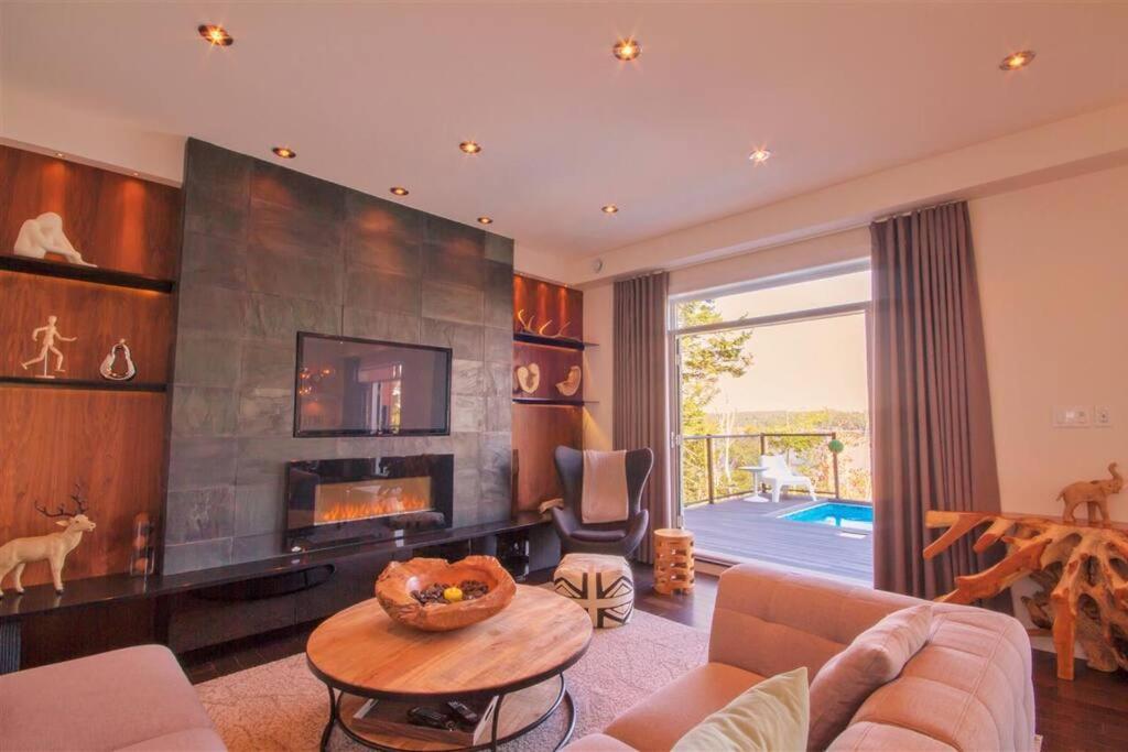 Luxury Halifax Waterfront Paradise -Pool, Hot Tub, Private Wharf, Boathouse, Backyard Oasis, Lookout