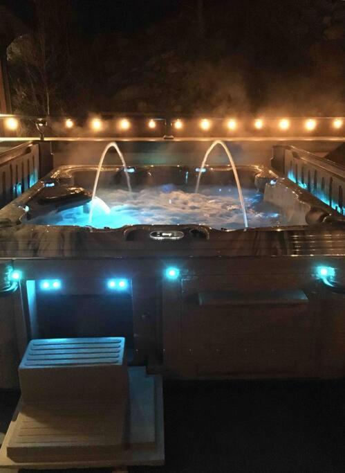 Luxury Halifax Waterfront Paradise -Pool, Hot Tub, Private Wharf, Boathouse, Backyard Oasis, Lookout