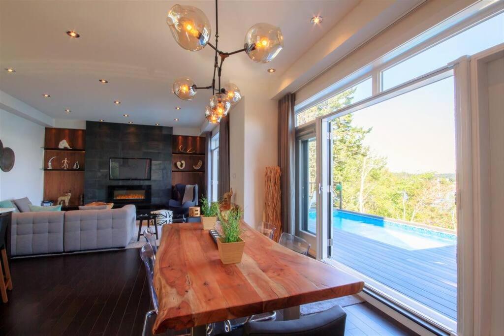 Luxury Halifax Waterfront Paradise -Pool, Hot Tub, Private Wharf, Boathouse, Backyard Oasis, Lookout