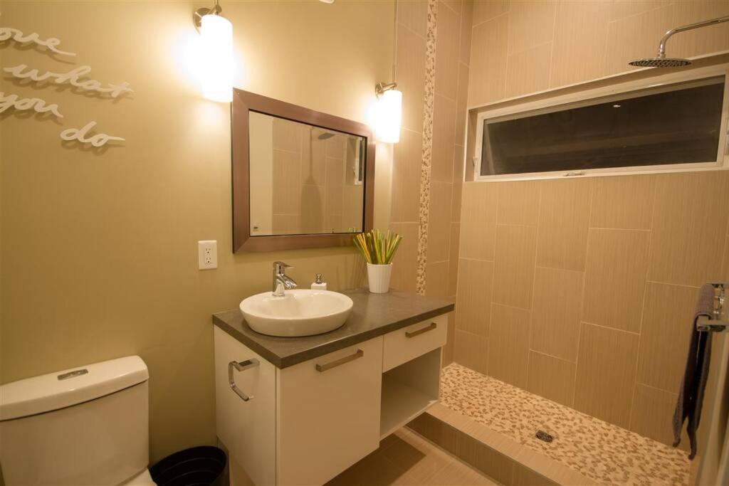 Luxury Halifax Waterfront Paradise -Pool, Hot Tub, Private Wharf, Boathouse, Backyard Oasis, Lookout