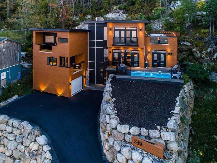 Luxury Halifax Waterfront Paradise -Pool, Hot Tub, Private Wharf, Boathouse, Backyard Oasis, Lookout
