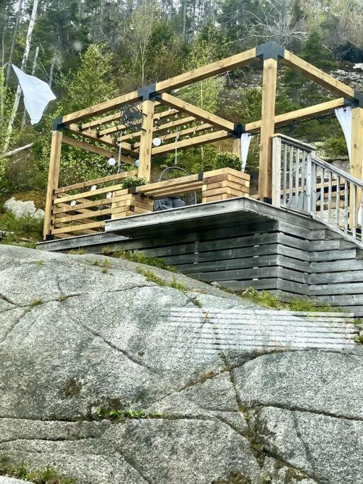 Luxury Halifax Waterfront Paradise -Pool, Hot Tub, Private Wharf, Boathouse, Backyard Oasis, Lookout