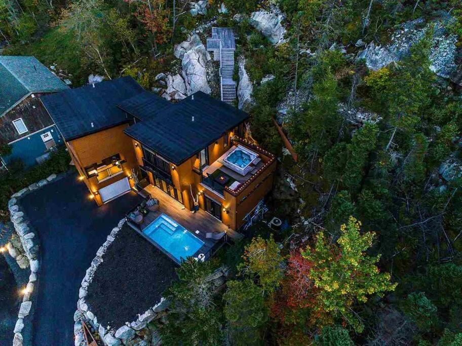 Luxury Halifax Waterfront Paradise -Pool, Hot Tub, Private Wharf, Boathouse, Backyard Oasis, Lookout