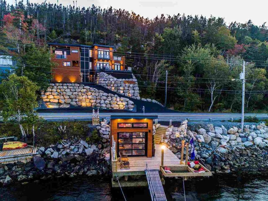 Luxury Halifax Waterfront Paradise -Pool, Hot Tub, Private Wharf, Boathouse, Backyard Oasis, Lookout