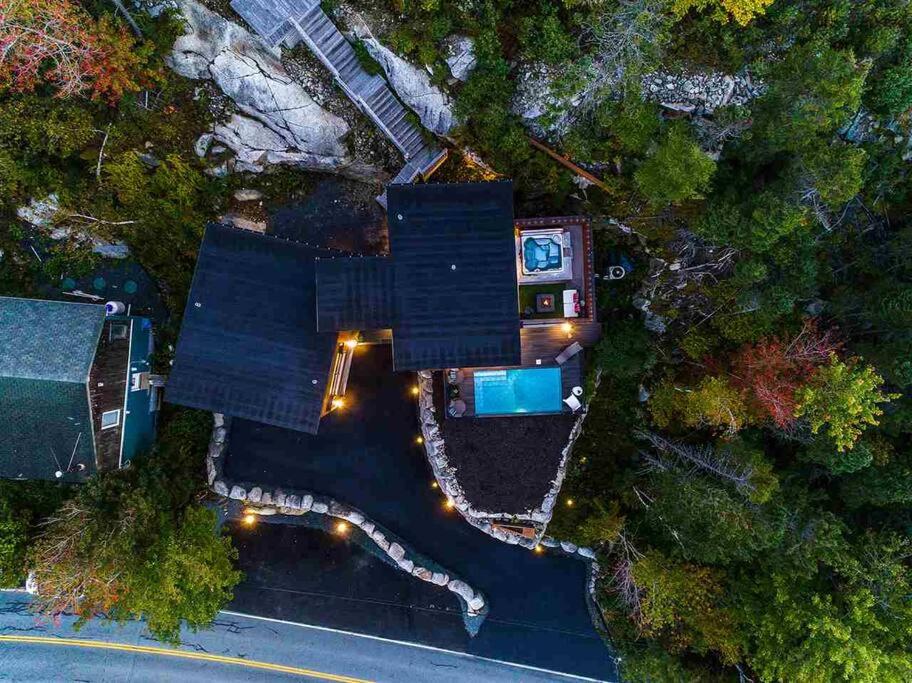 Luxury Halifax Waterfront Paradise -Pool, Hot Tub, Private Wharf, Boathouse, Backyard Oasis, Lookout