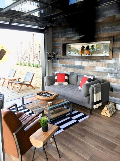 Luxury Halifax Waterfront Paradise -Pool, Hot Tub, Private Wharf, Boathouse, Backyard Oasis, Lookout