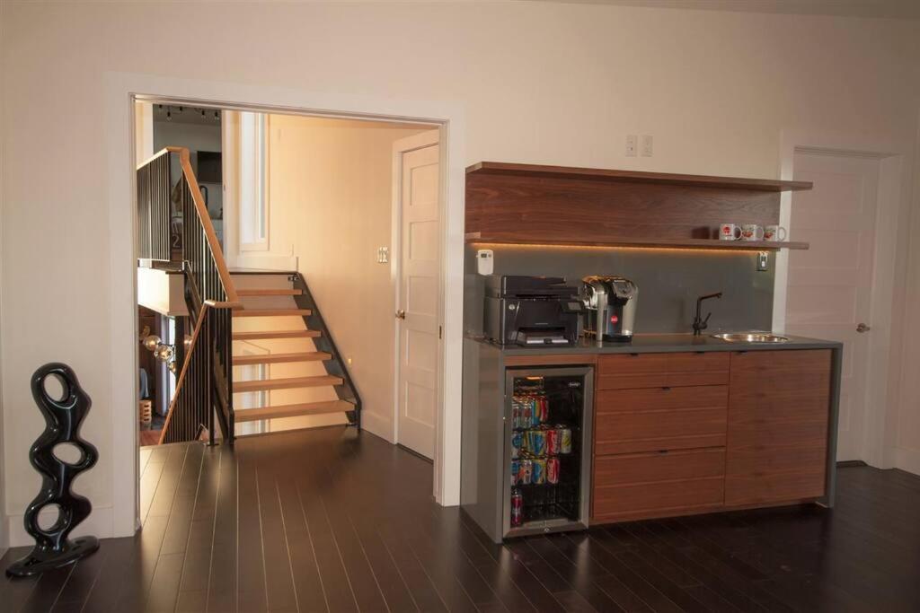 Luxury Halifax Waterfront Paradise -Pool, Hot Tub, Private Wharf, Boathouse, Backyard Oasis, Lookout