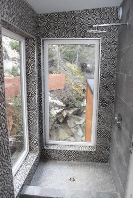 Luxury Halifax Waterfront Paradise -Pool, Hot Tub, Private Wharf, Boathouse, Backyard Oasis, Lookout