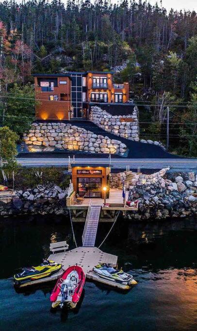 Luxury Halifax Waterfront Paradise -Pool, Hot Tub, Private Wharf, Boathouse, Backyard Oasis, Lookout