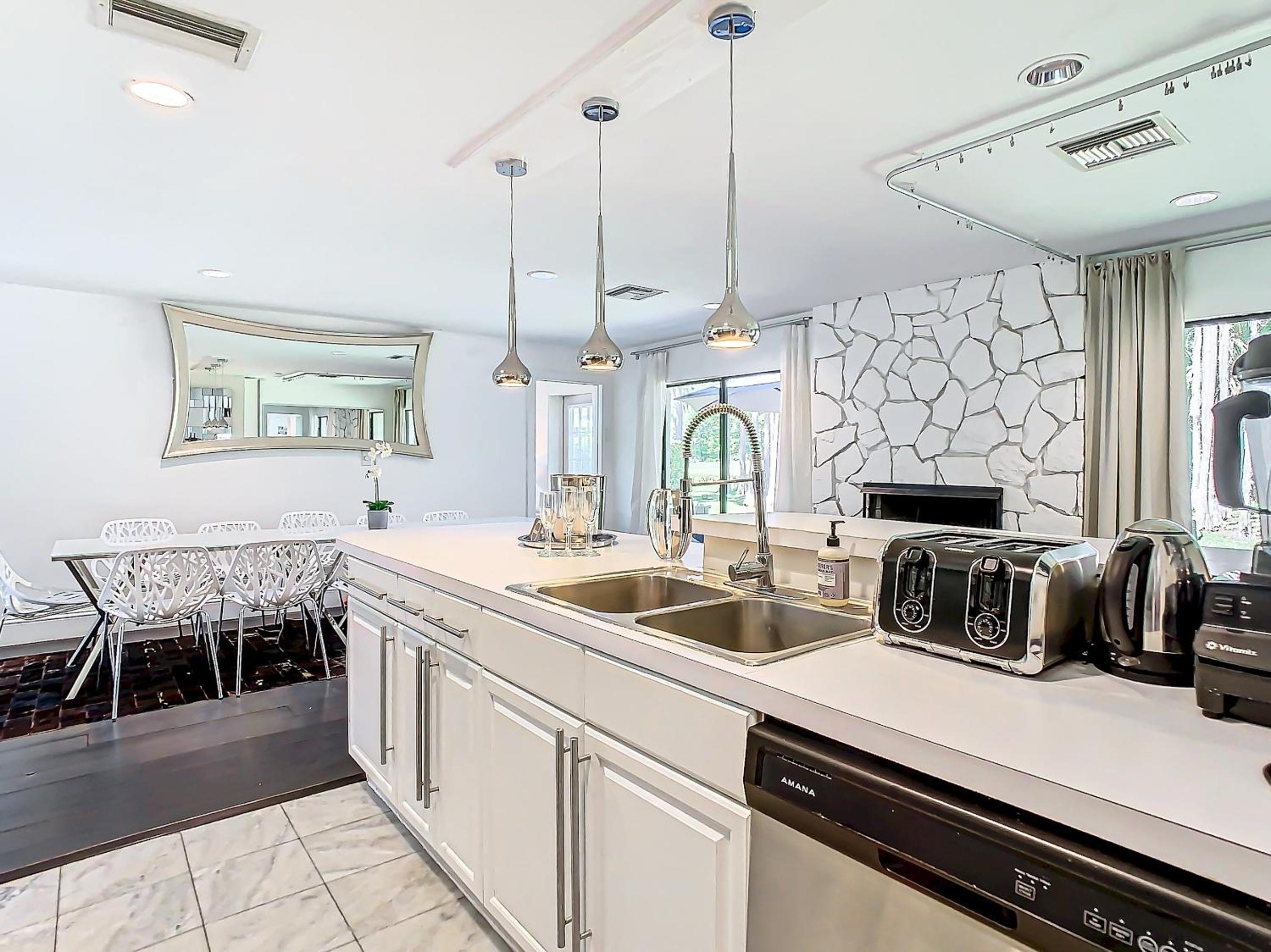 6BR 4BA TampaGolfVilla by AmericanVacationLiving