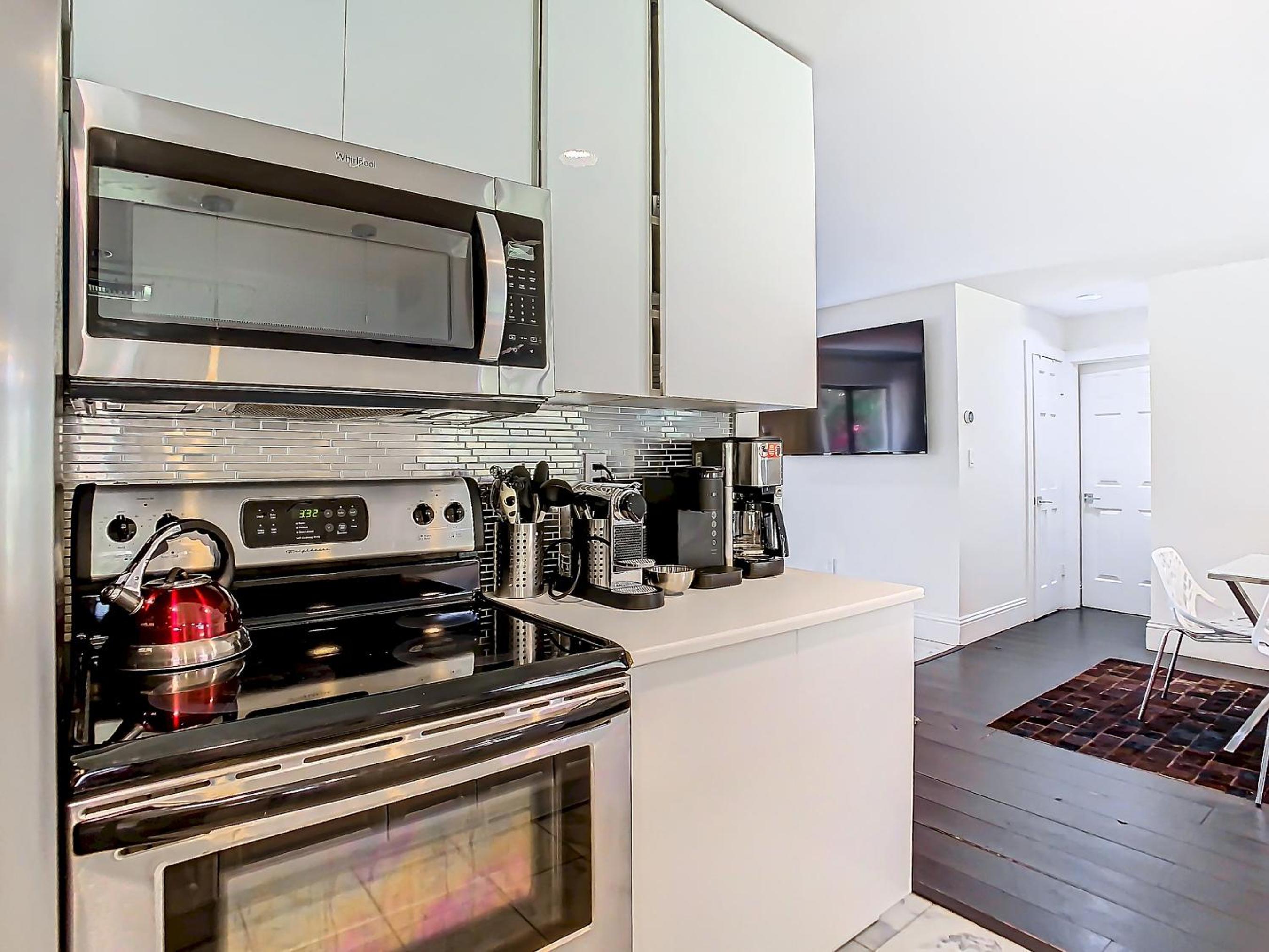 6BR 4BA TampaGolfVilla by AmericanVacationLiving