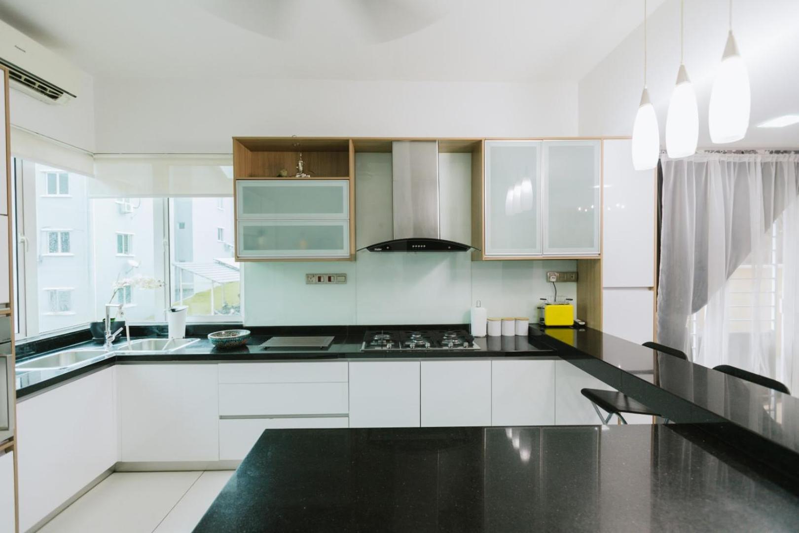 A Lux & Comfy 6BR Home with Private Rooftop Garden photo 7