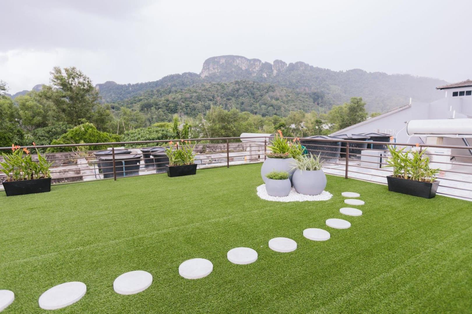 A Lux & Comfy 6BR Home with Private Rooftop Garden photo 6