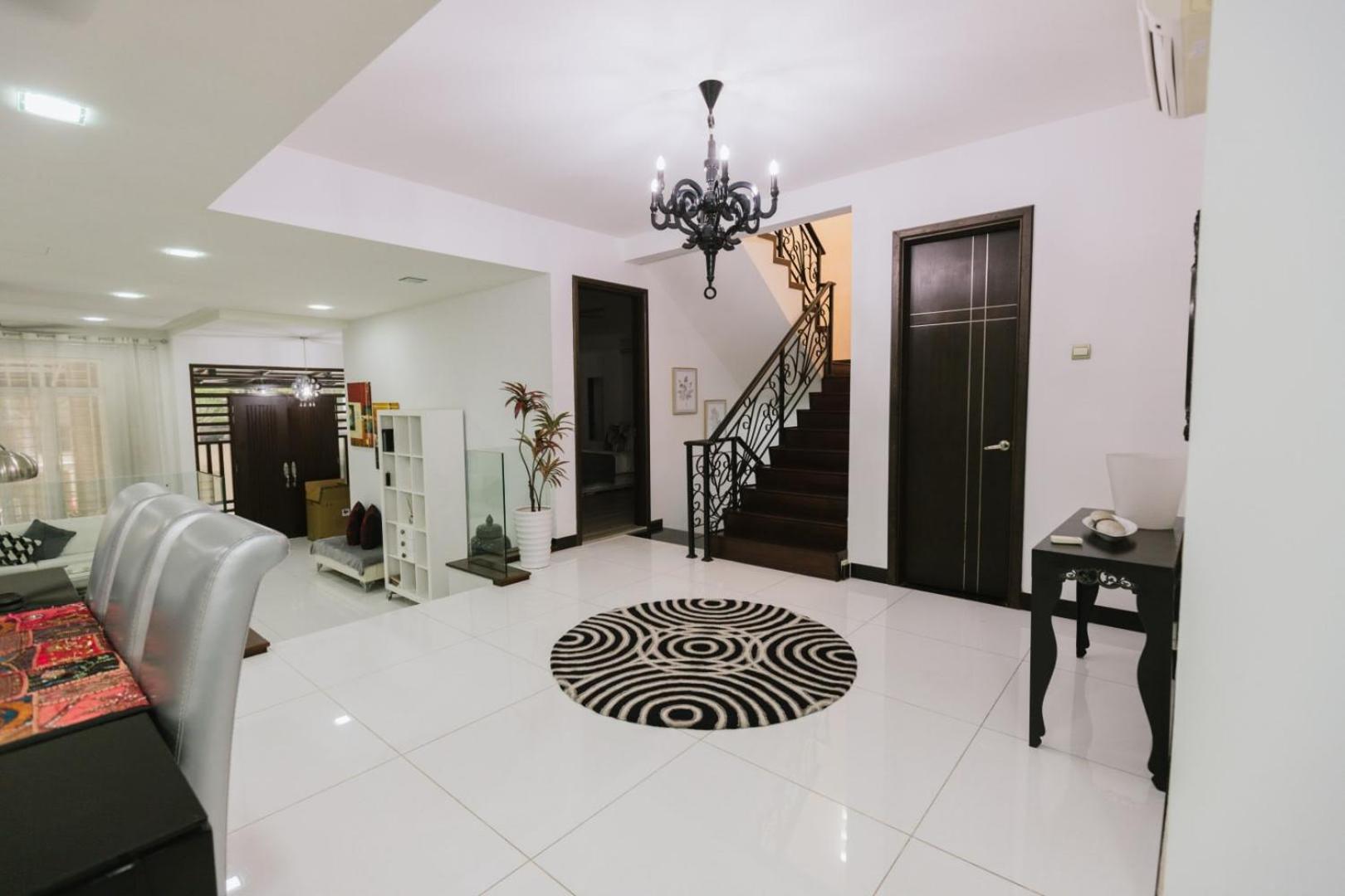 A Lux & Comfy 6BR Home with Private Rooftop Garden photo 3