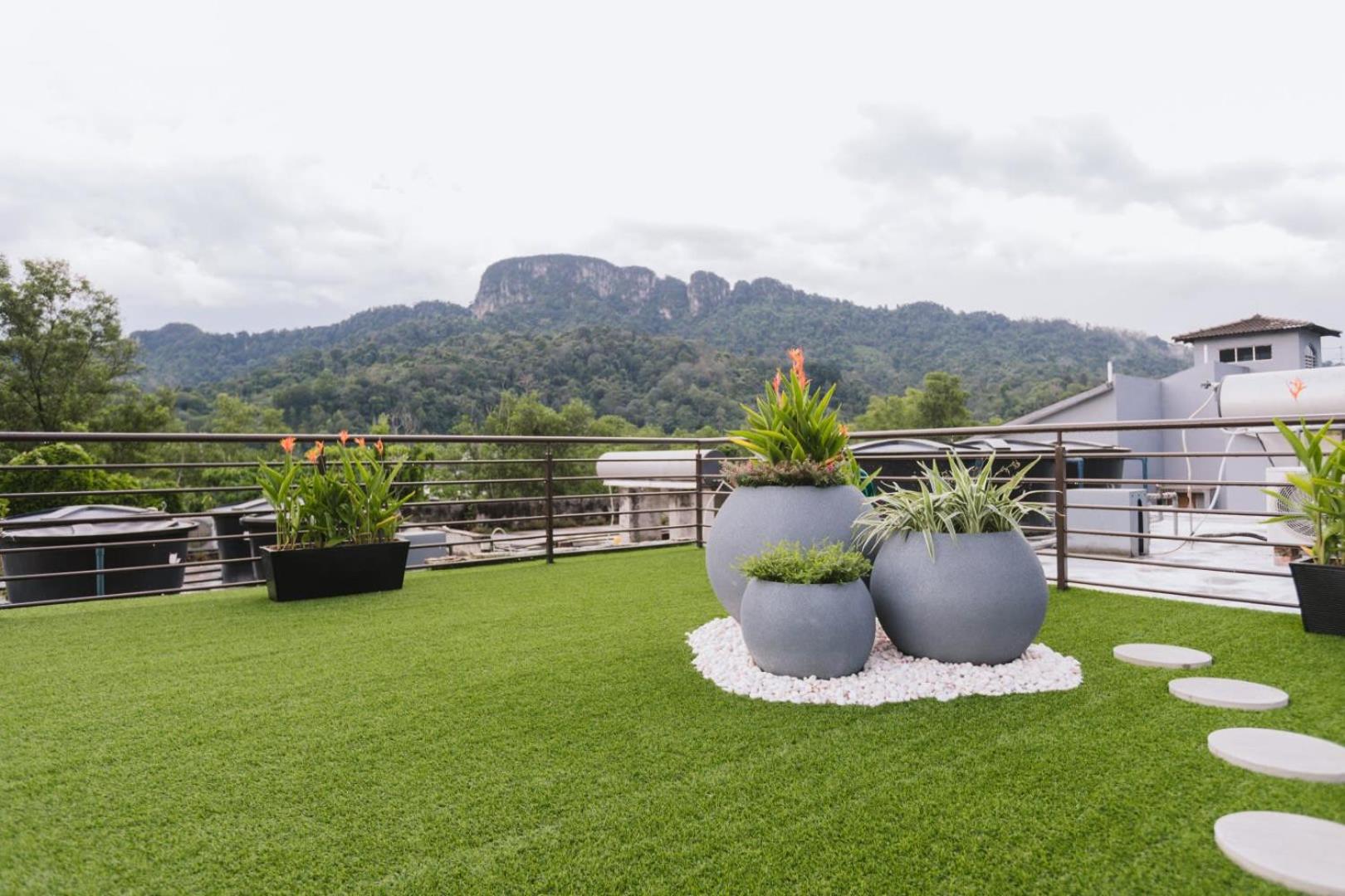A Lux & Comfy 6BR Home with Private Rooftop Garden photo 1