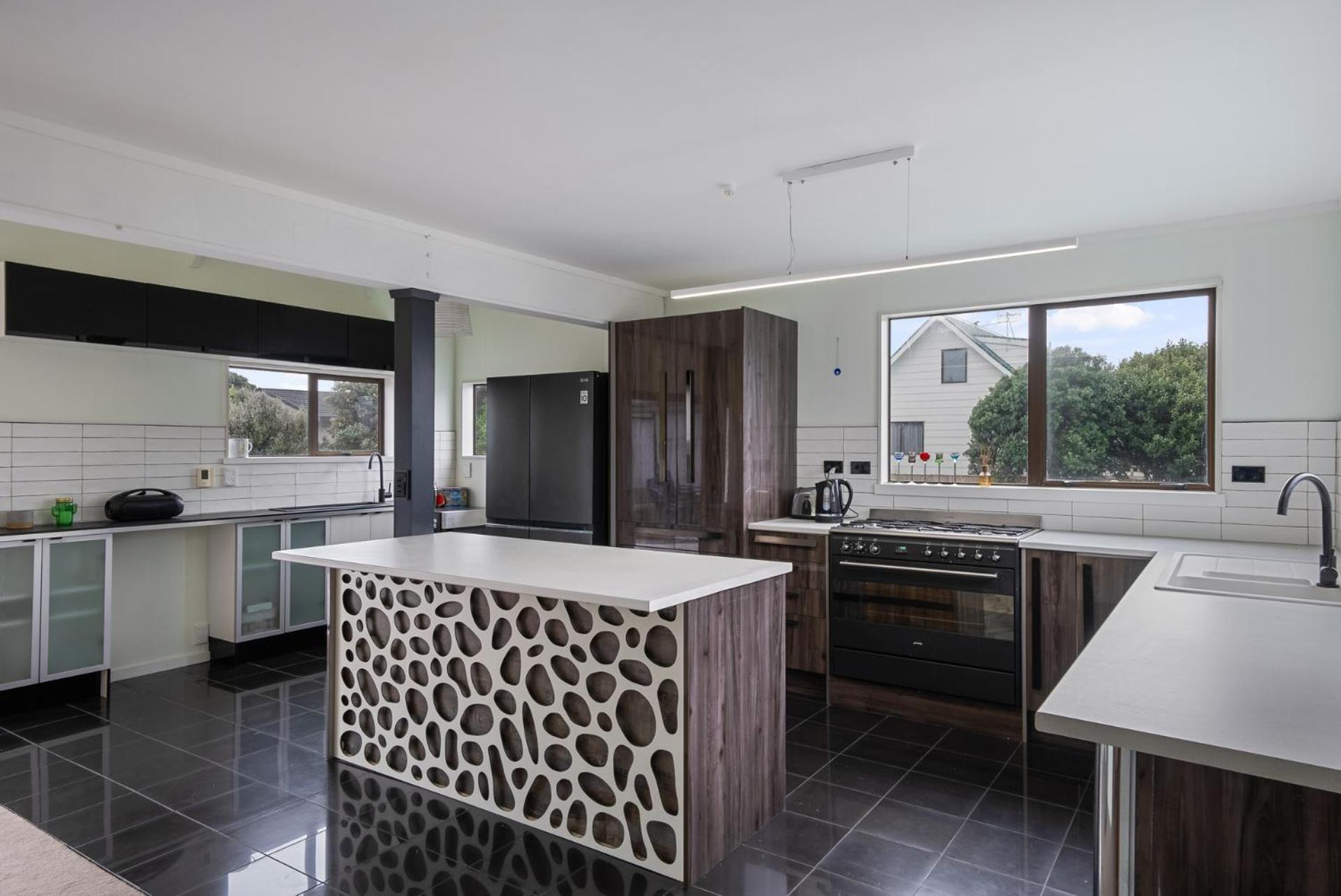 Beach Haven Manor - Waikanae Beach Holiday Home view 3