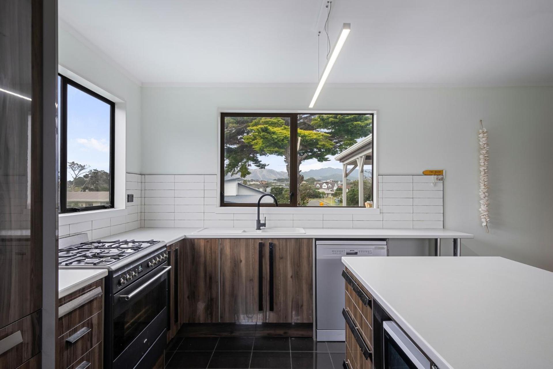 Beach Haven Manor - Waikanae Beach Holiday Home view 4