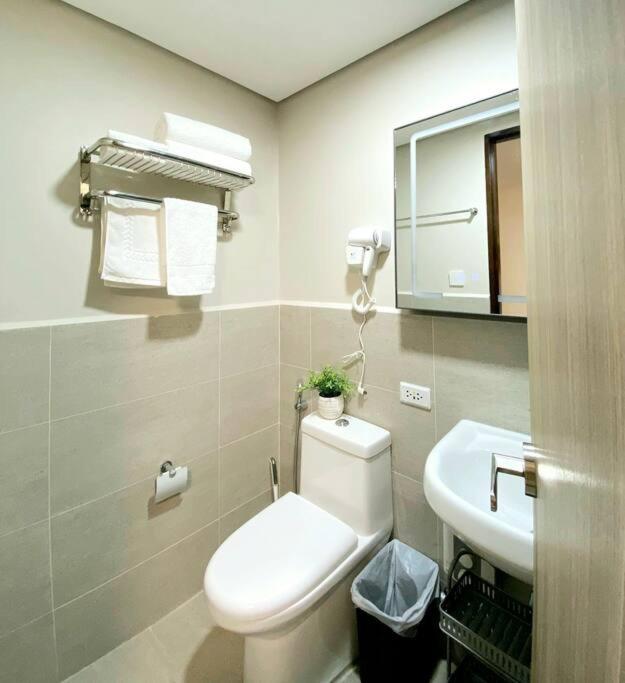 Chic and Cozy Condo - near Ayala and Cebu IT Park view 5