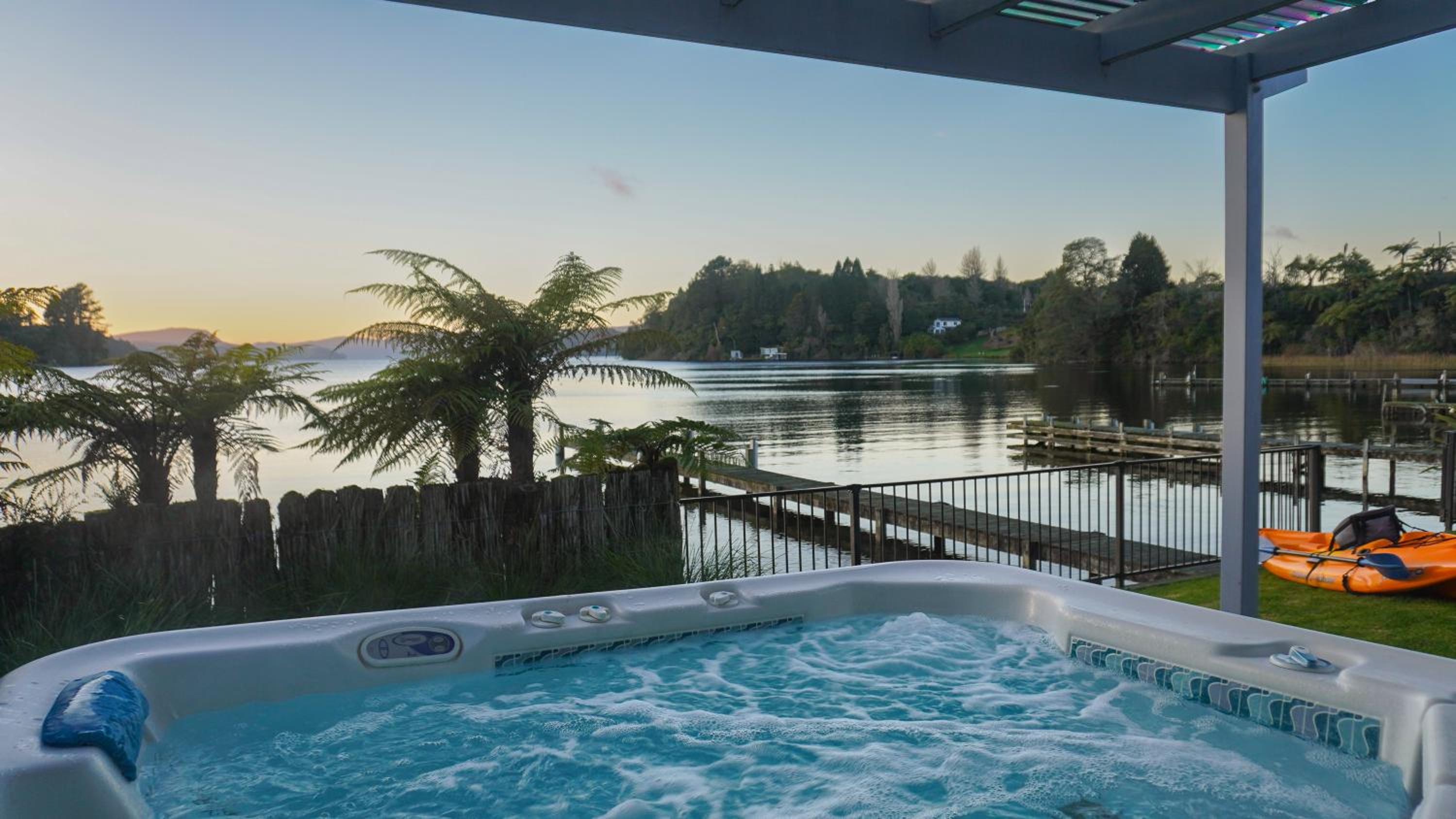 Hotel Lakefront Oasis - Image 1