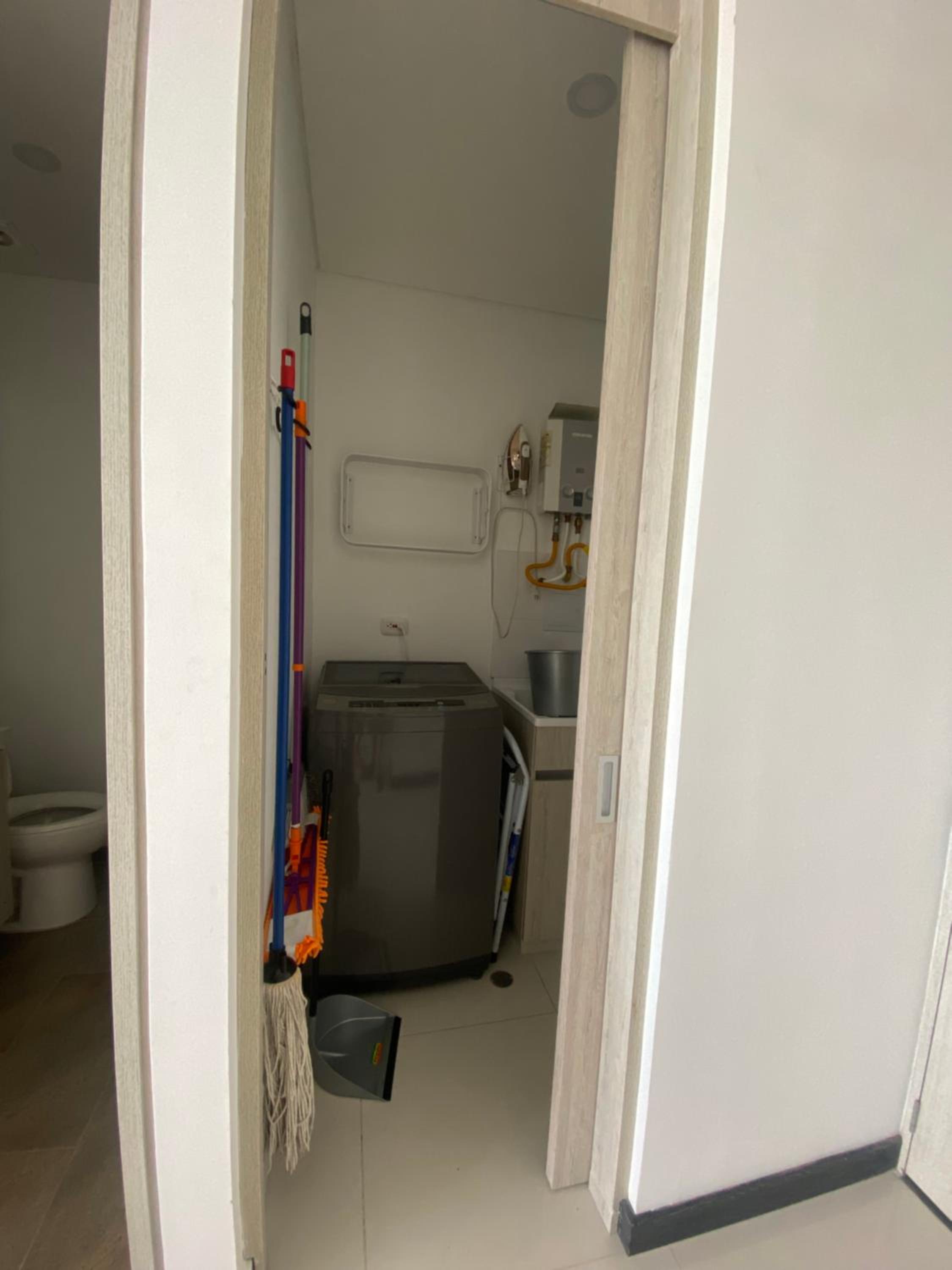 Modern well-equipped 4 PPL condo/5 MIN beach walk