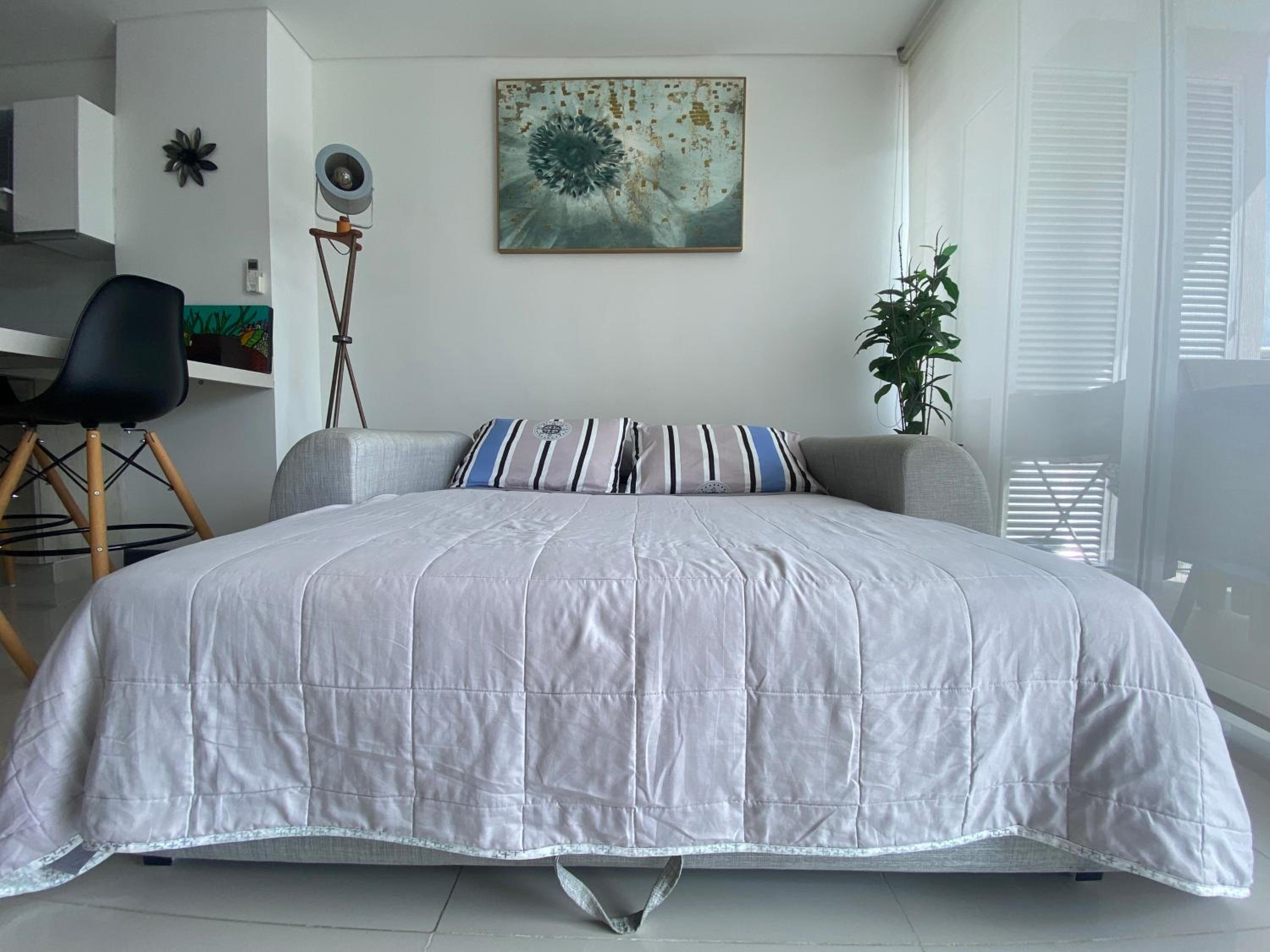 Modern well-equipped 4 PPL condo/5 MIN beach walk