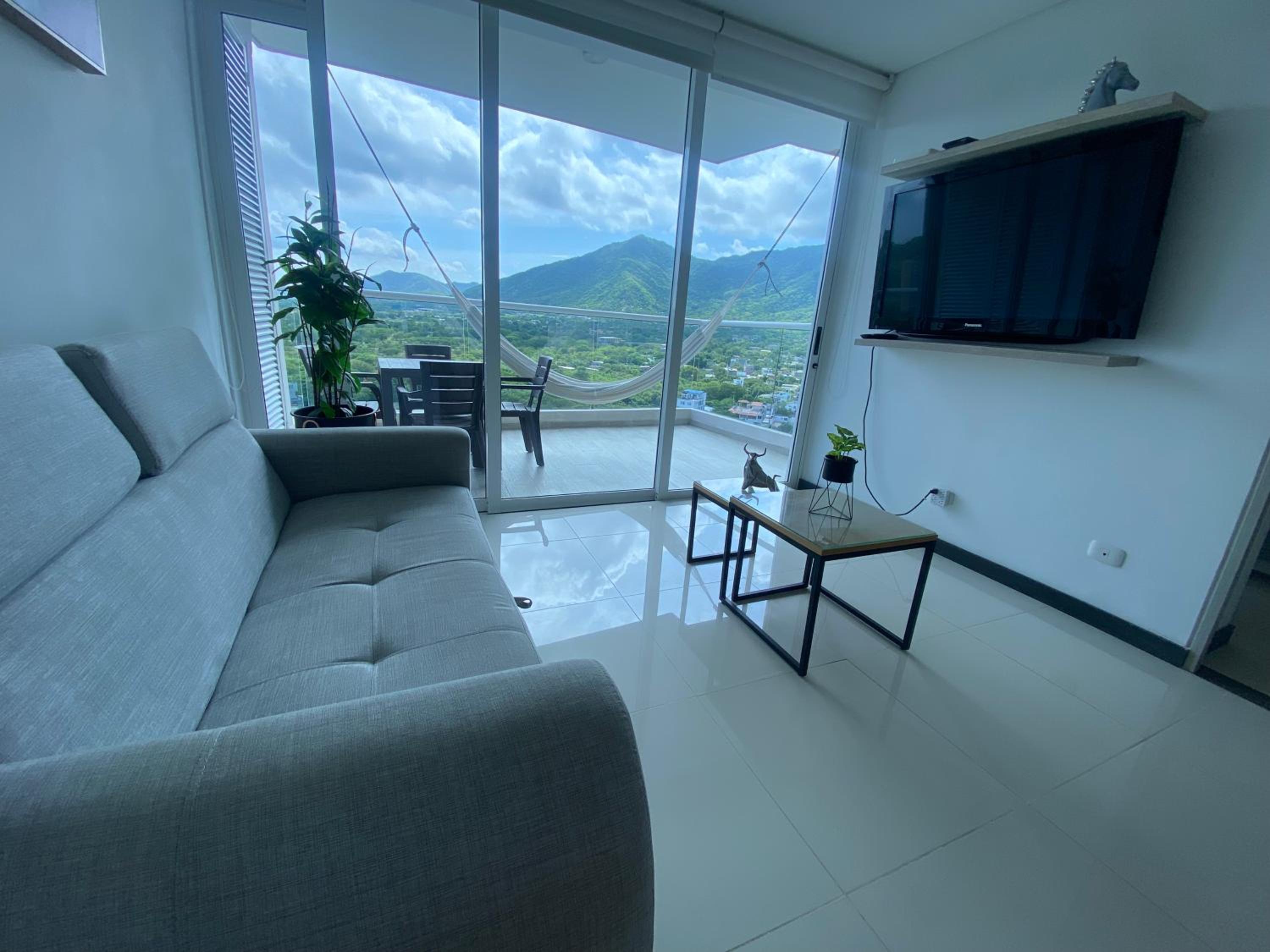 Modern well-equipped 4 PPL condo/5 MIN beach walk