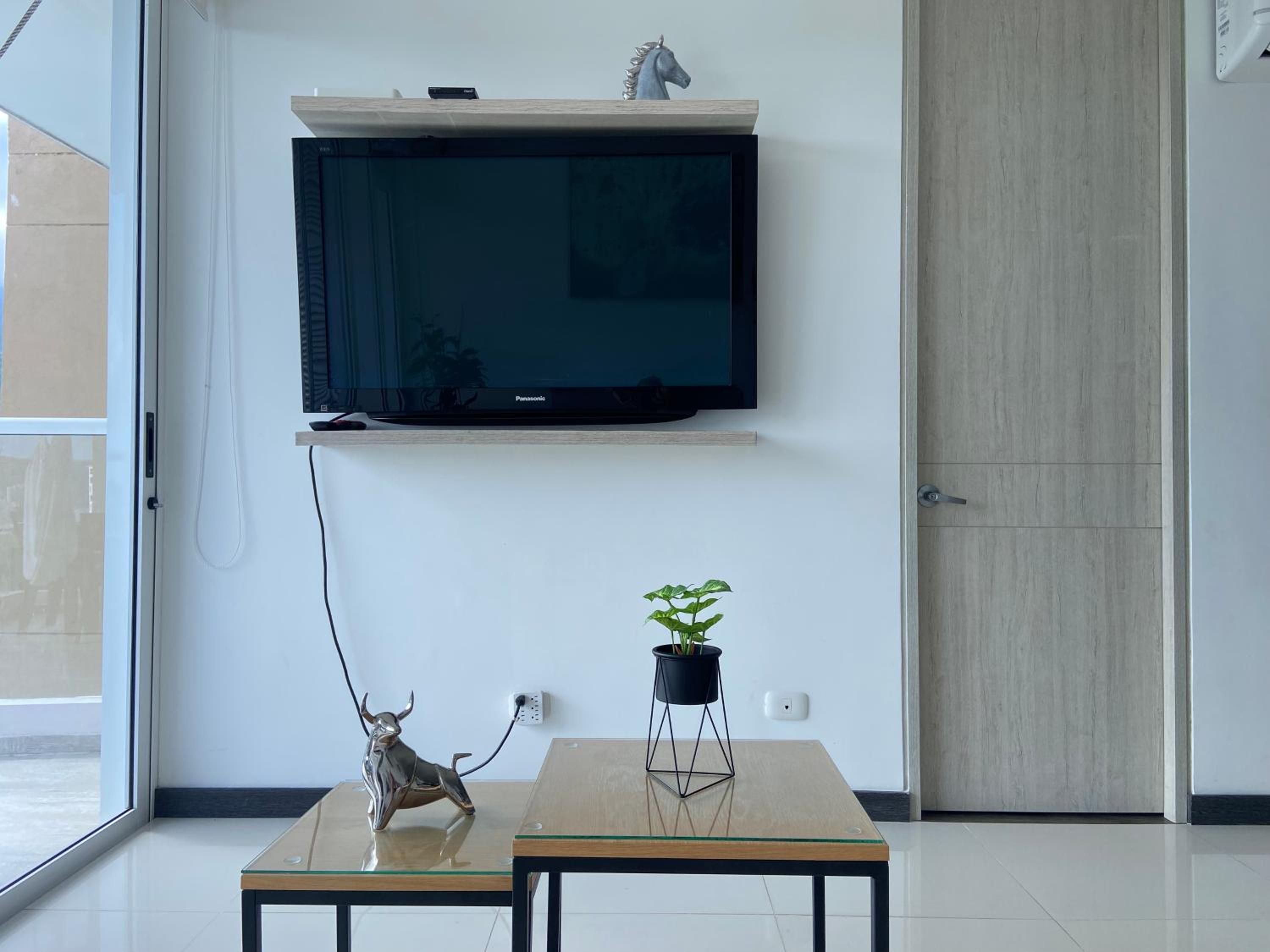 Modern well-equipped 4 PPL condo/5 MIN beach walk