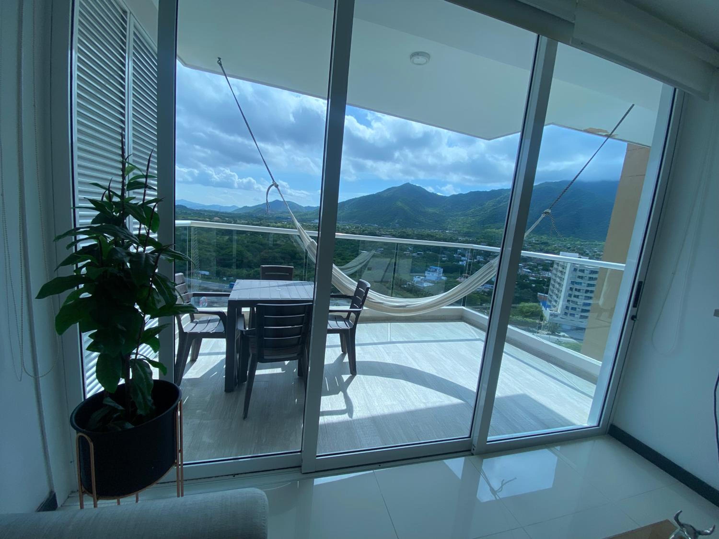 Modern well-equipped 4 PPL condo/5 MIN beach walk