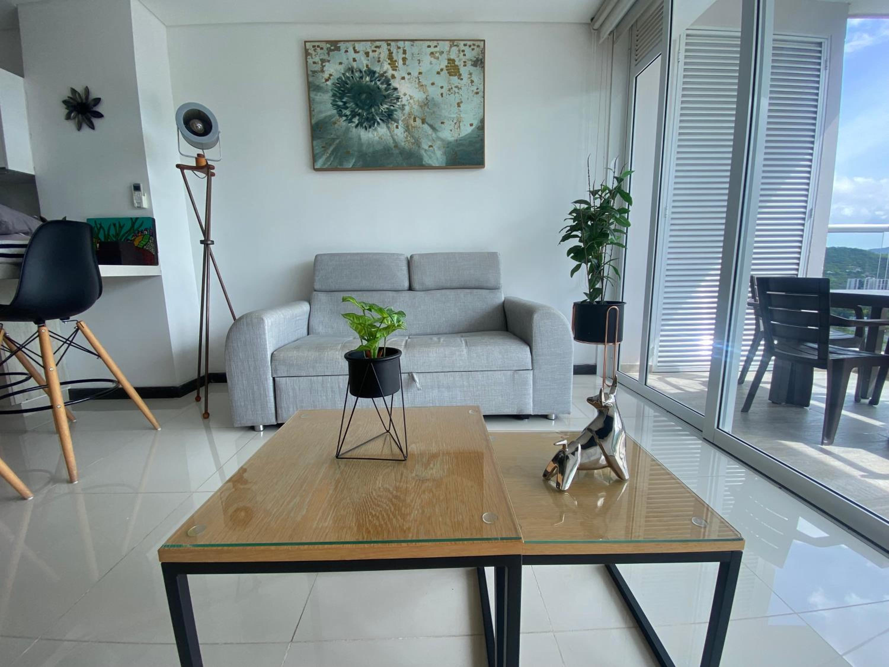 Modern well-equipped 4 PPL condo/5 MIN beach walk