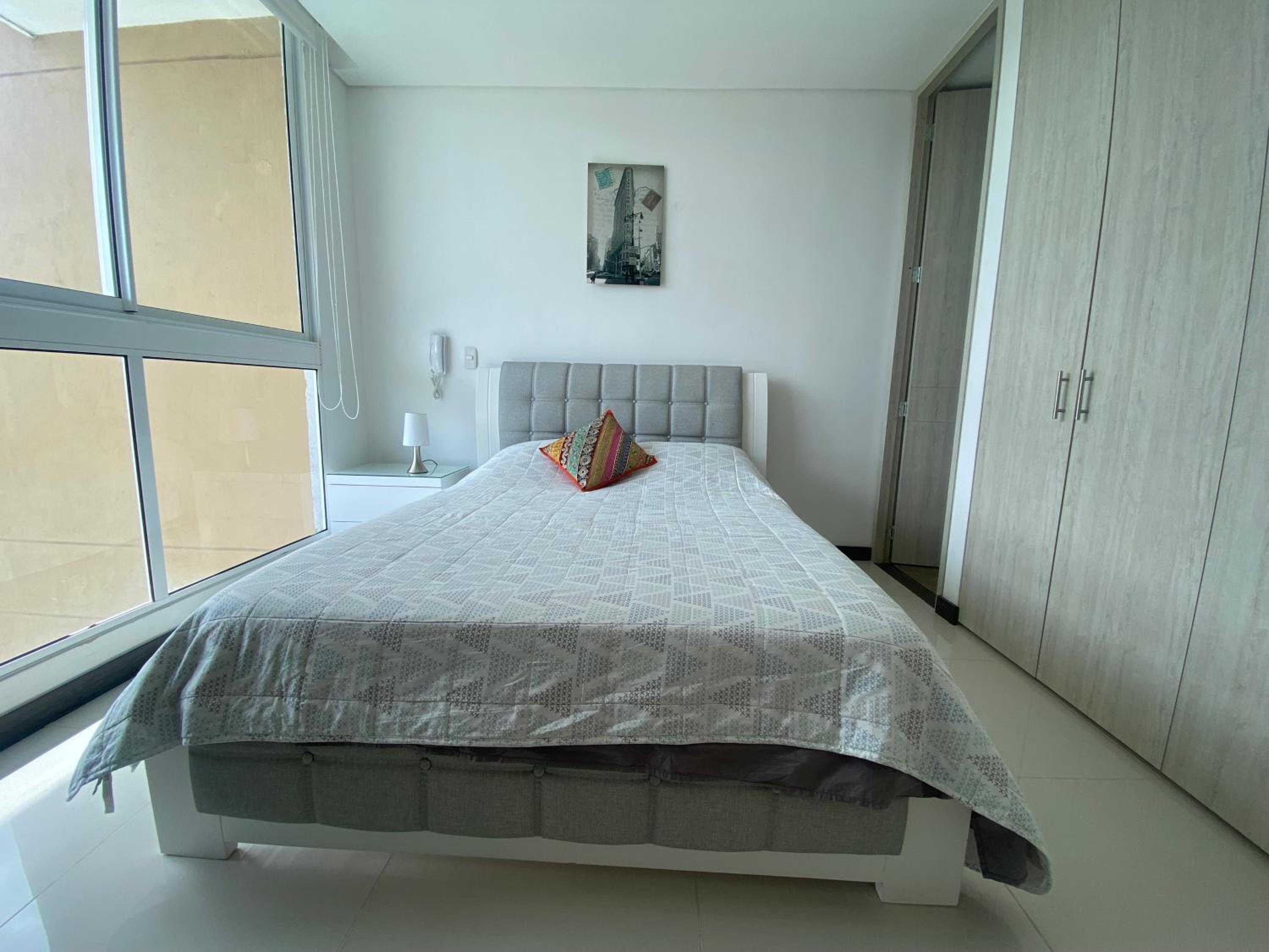 Modern well-equipped 4 PPL condo/5 MIN beach walk