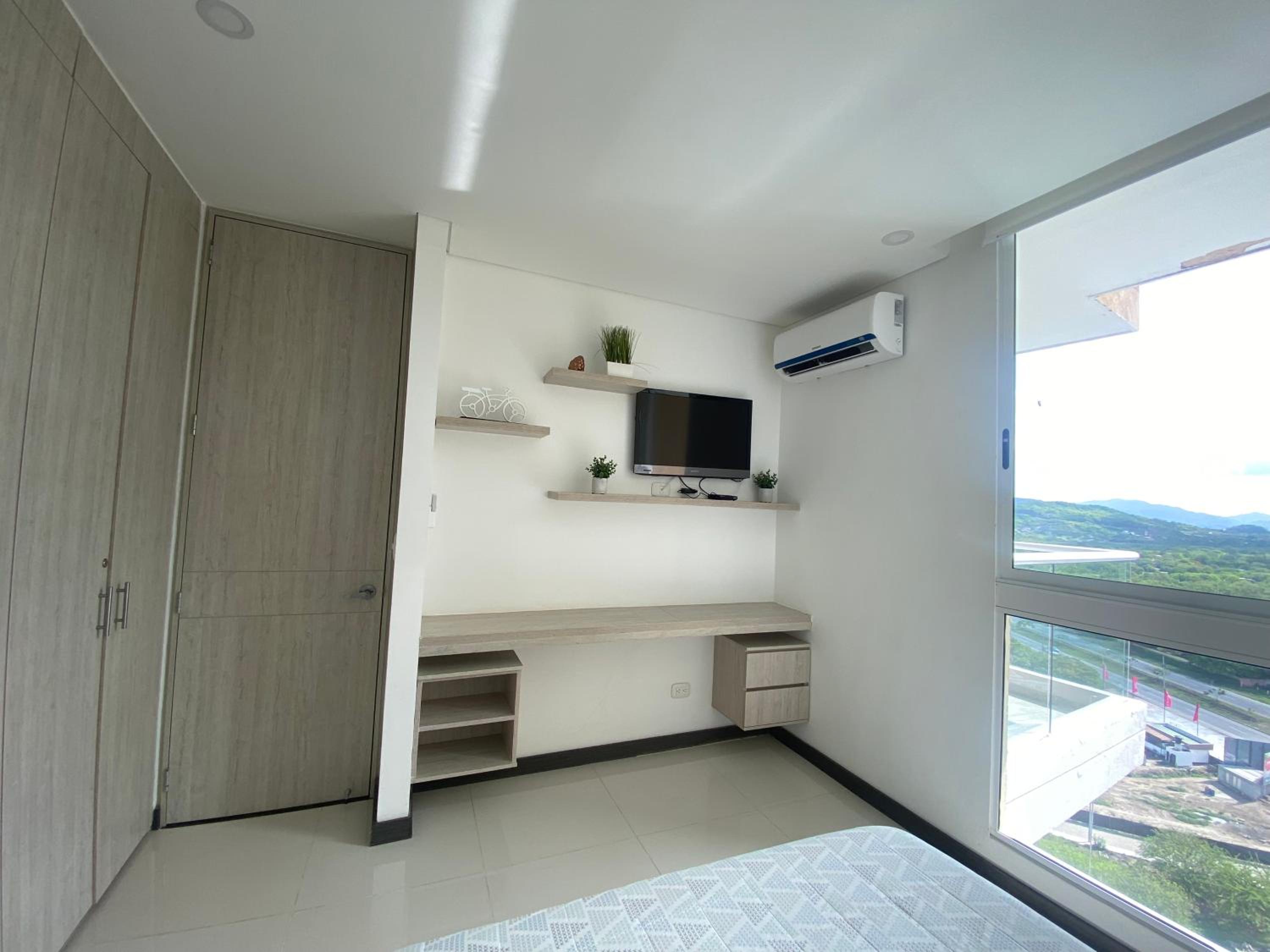 Modern well-equipped 4 PPL condo/5 MIN beach walk