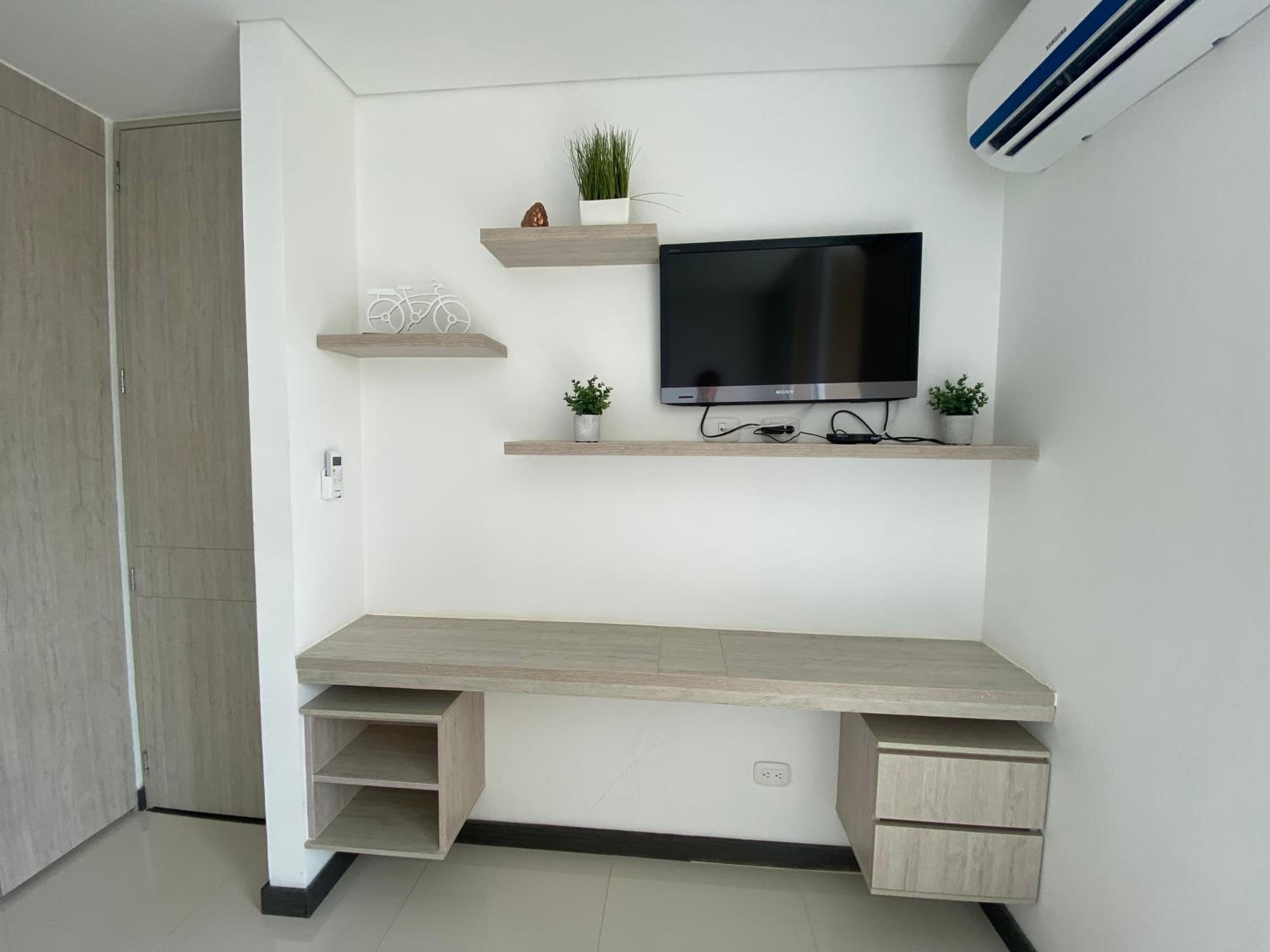 Modern well-equipped 4 PPL condo/5 MIN beach walk