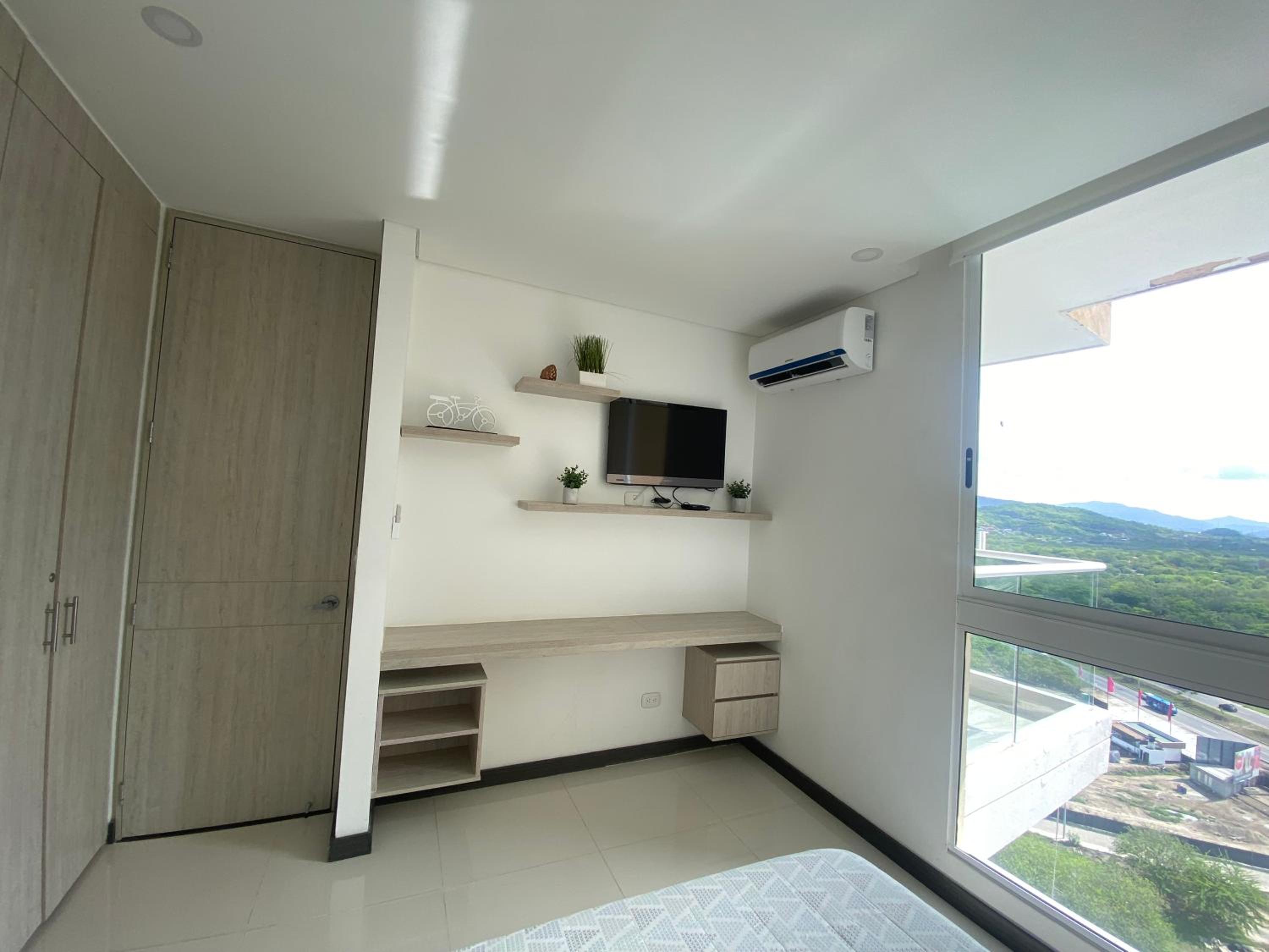 Modern well-equipped 4 PPL condo/5 MIN beach walk