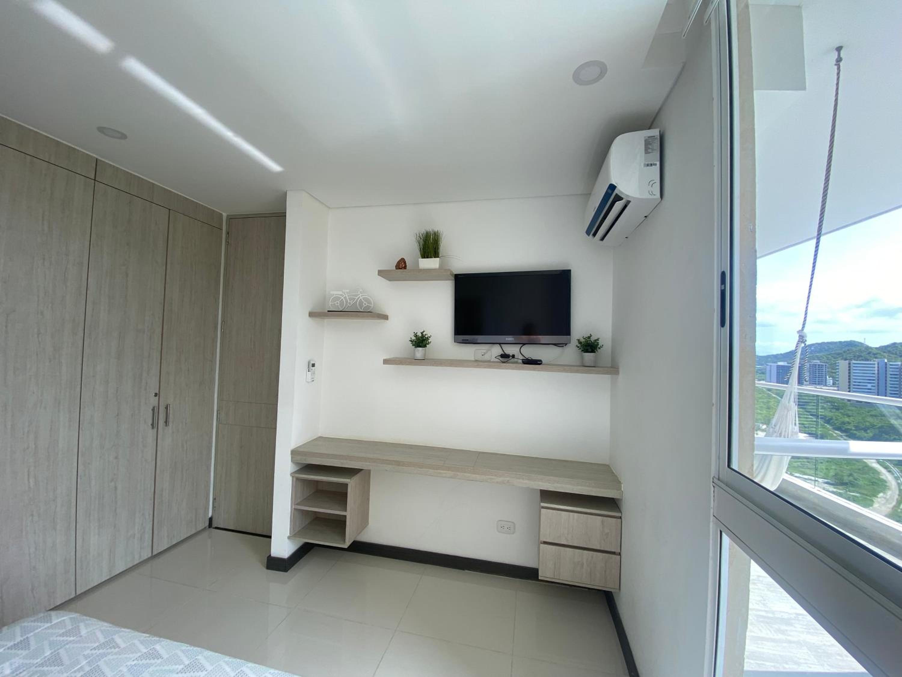 Modern well-equipped 4 PPL condo/5 MIN beach walk