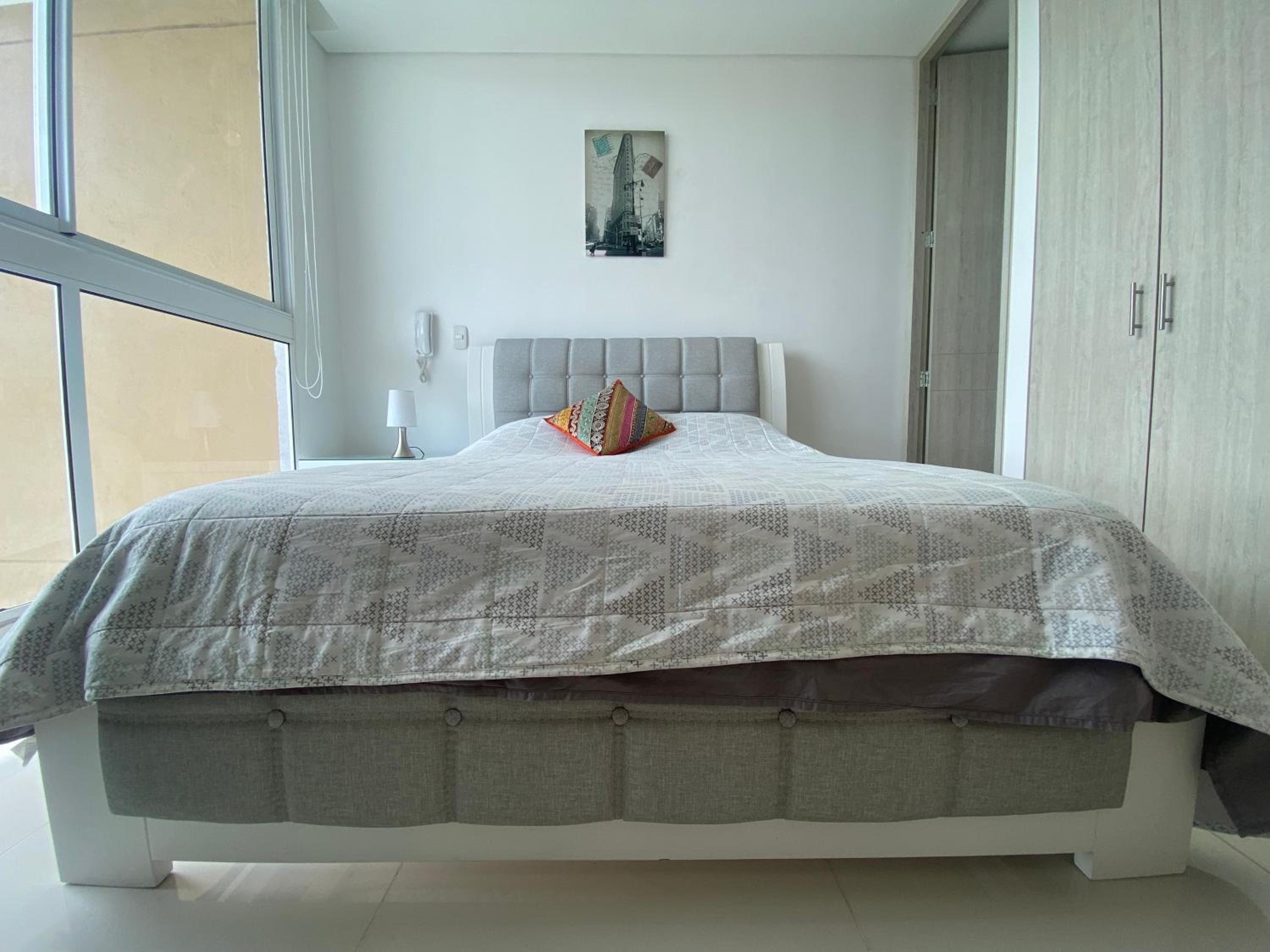 Modern well-equipped 4 PPL condo/5 MIN beach walk