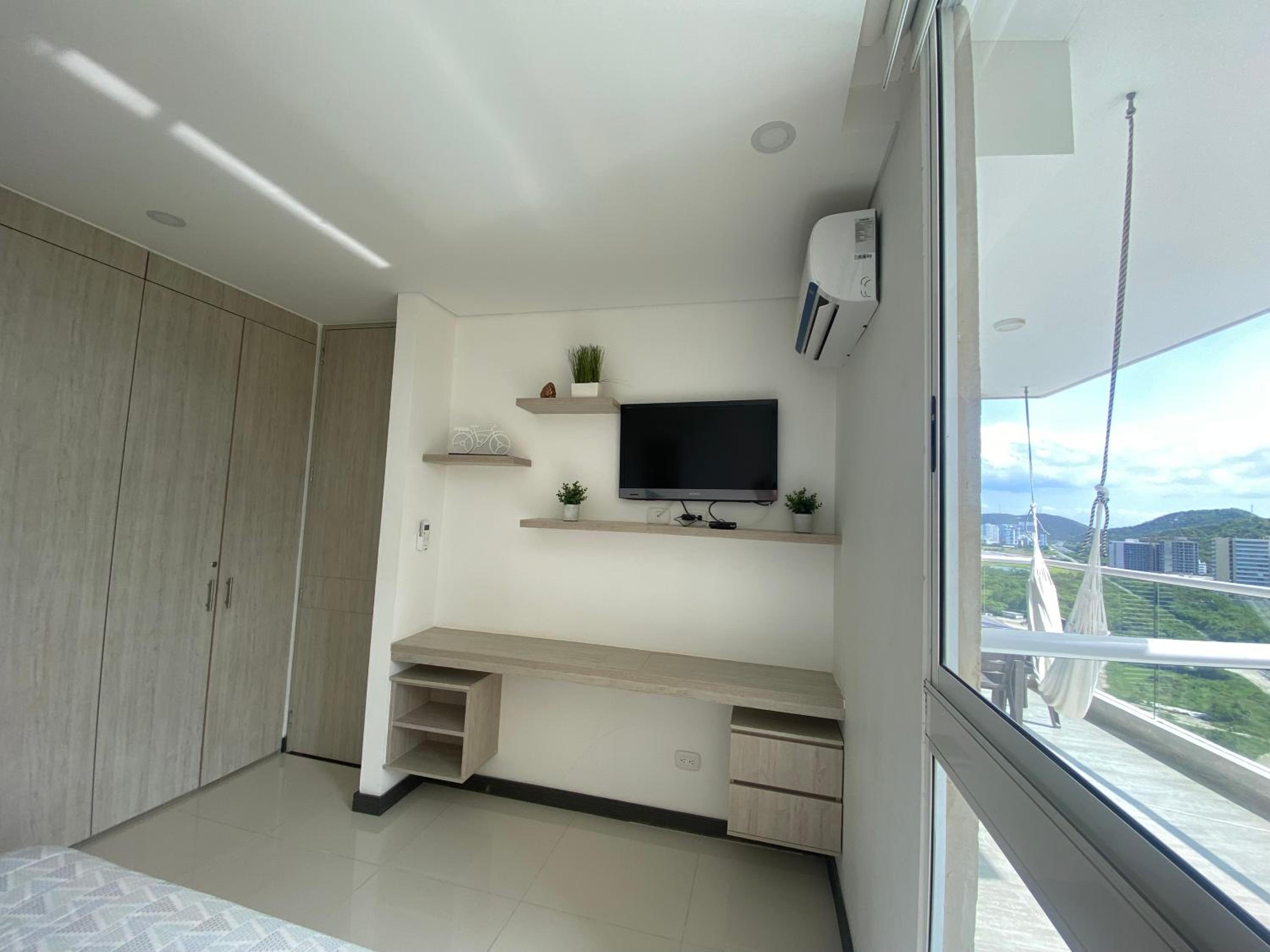 Modern well-equipped 4 PPL condo/5 MIN beach walk