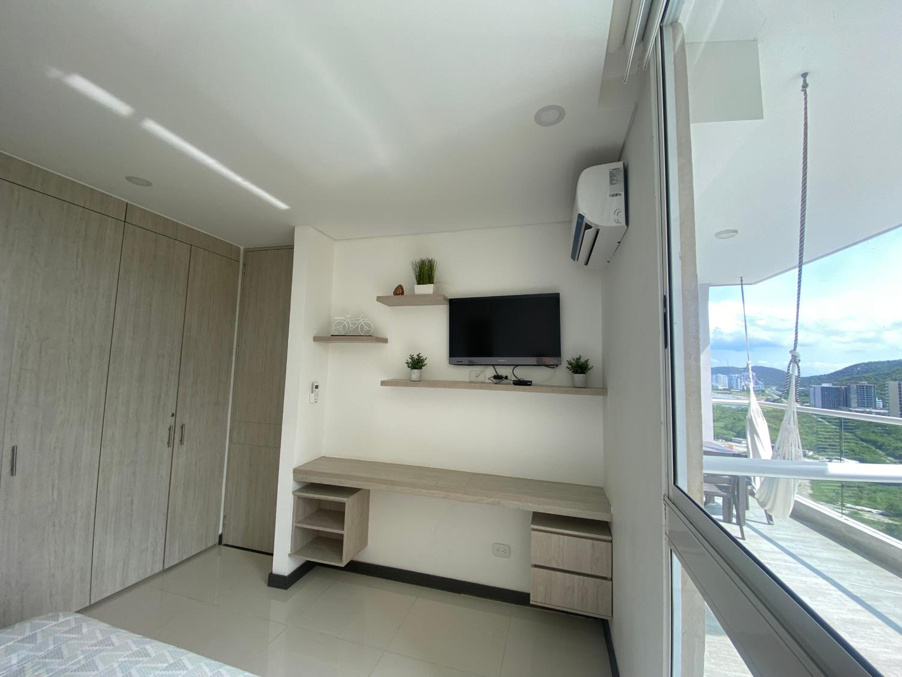 Modern well-equipped 4 PPL condo/5 MIN beach walk