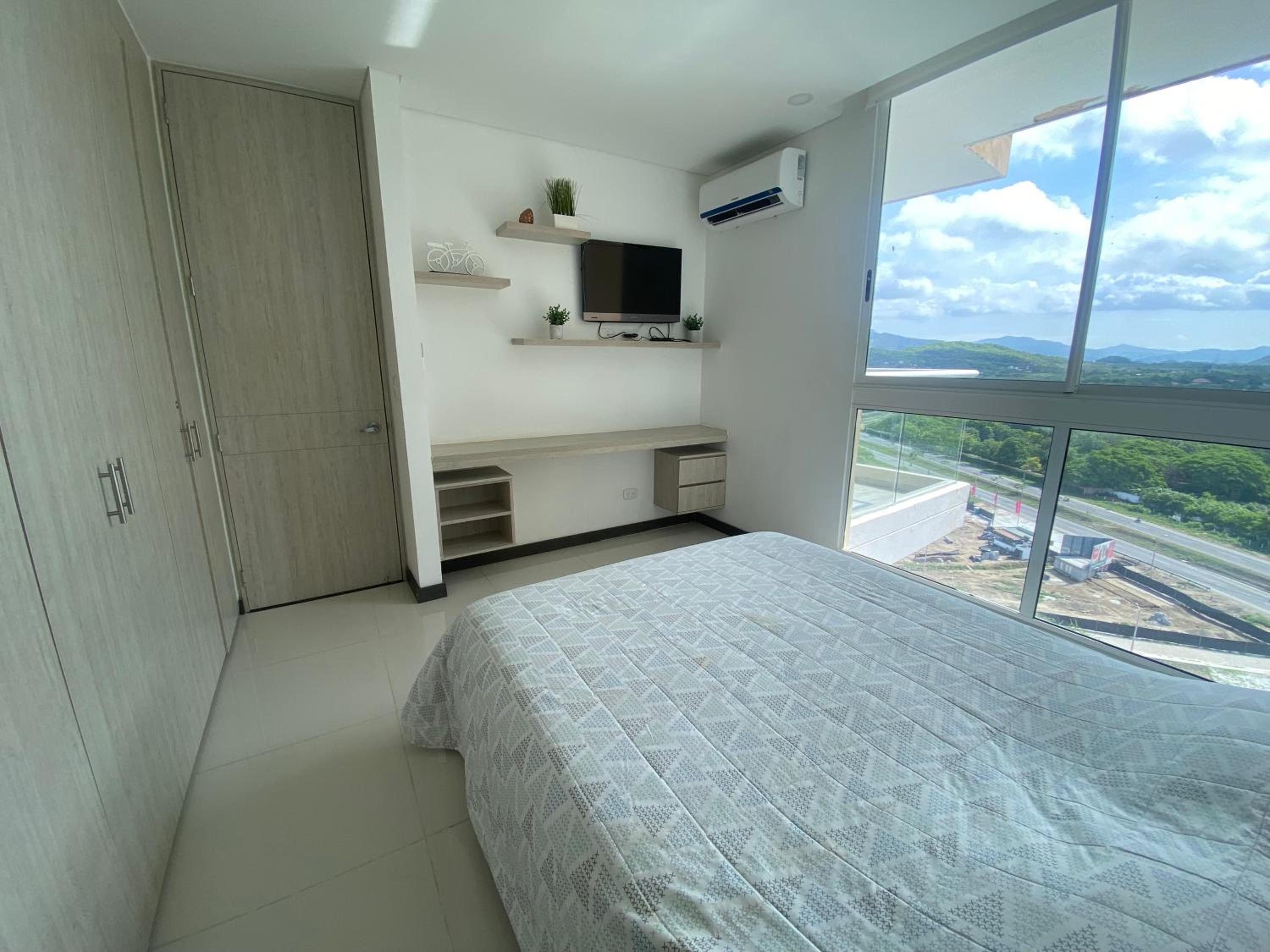 Modern well-equipped 4 PPL condo/5 MIN beach walk