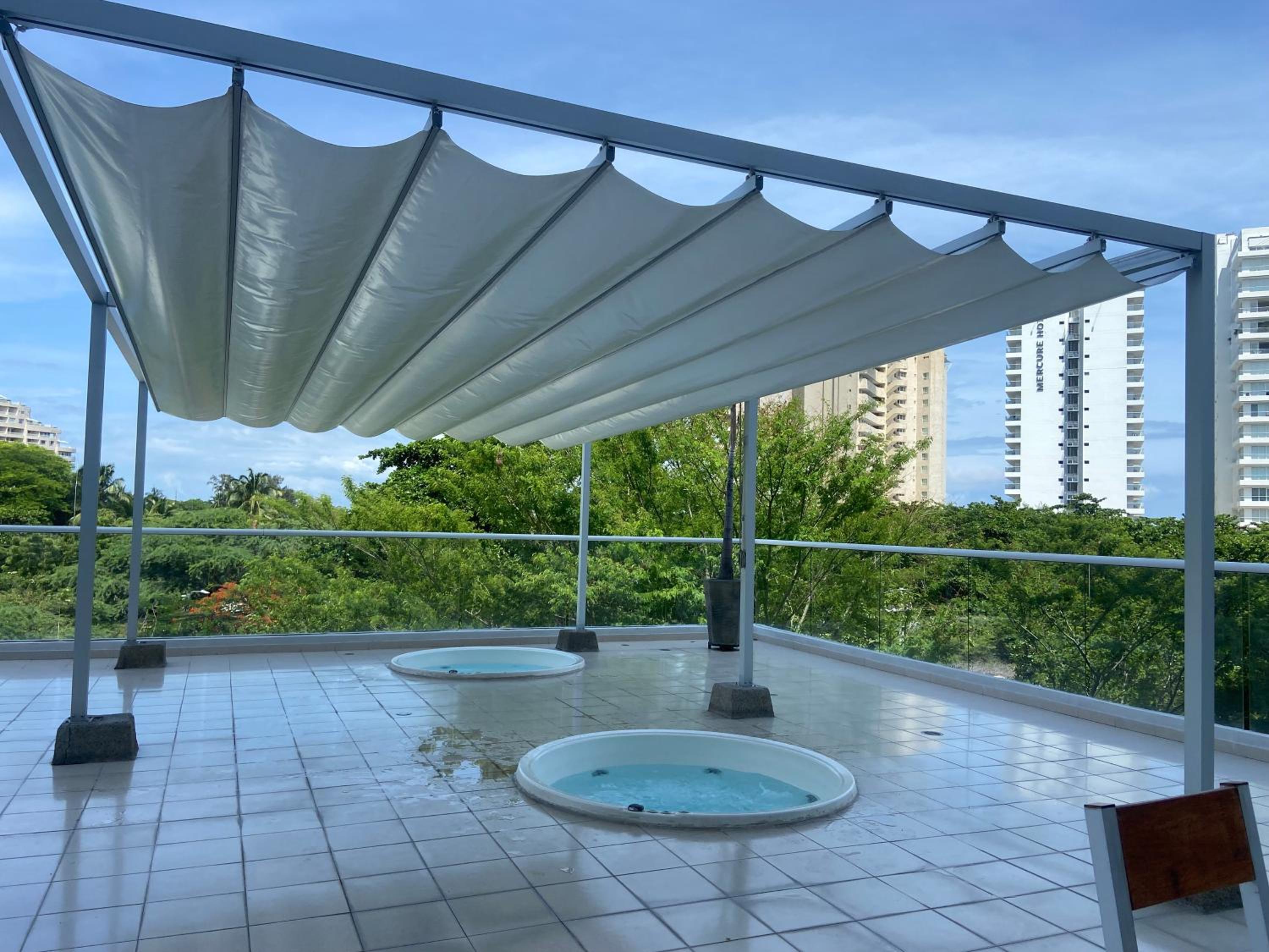 Modern well-equipped 4 PPL condo/5 MIN beach walk