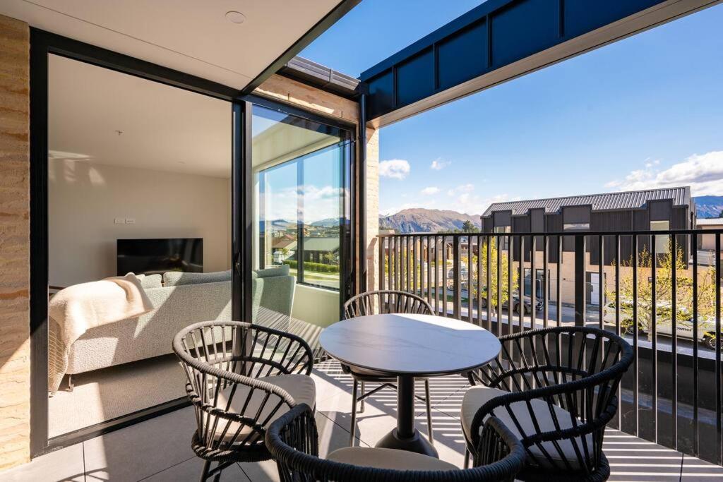 Wanaka Modern Apartment with Balcony views Sleeps 4 view 4