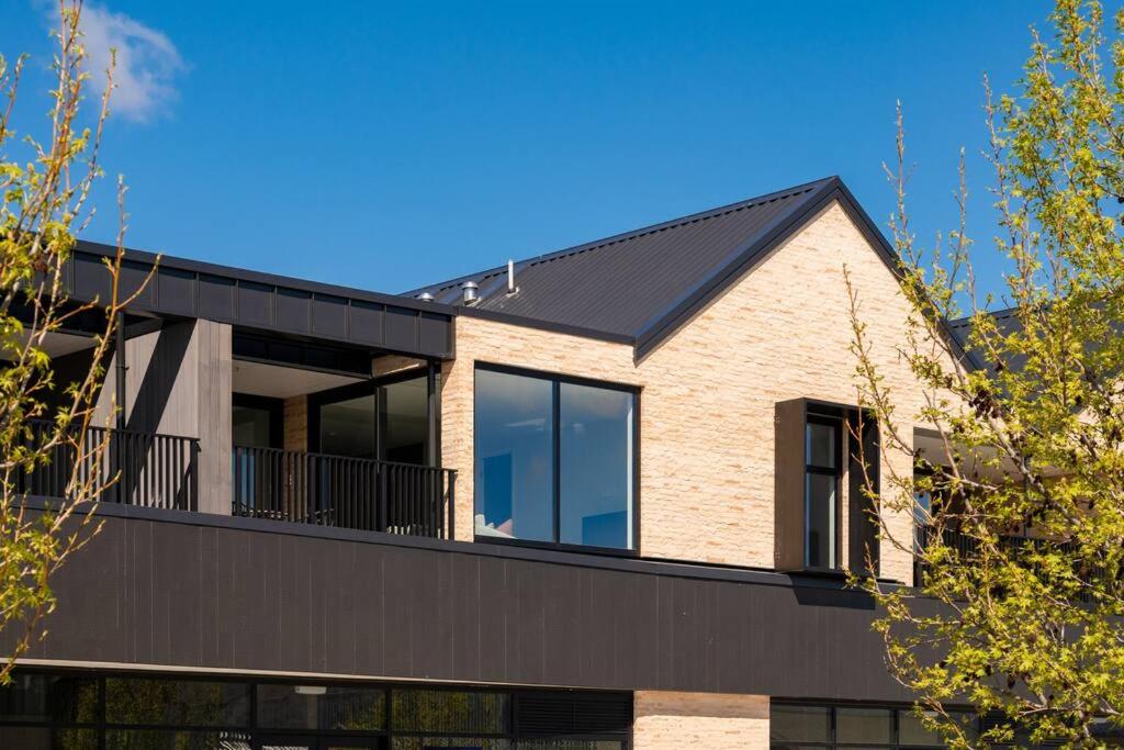 Wanaka Modern Apartment with Balcony views Sleeps 4 view 5