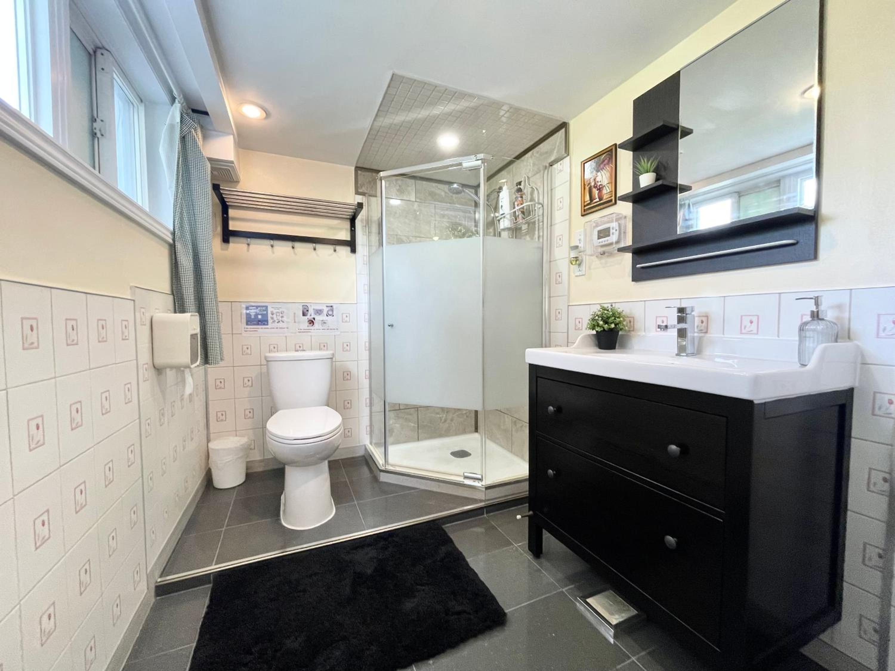 Bright&Modern Space Perfect for couple and Family Step to public transit in Toronto